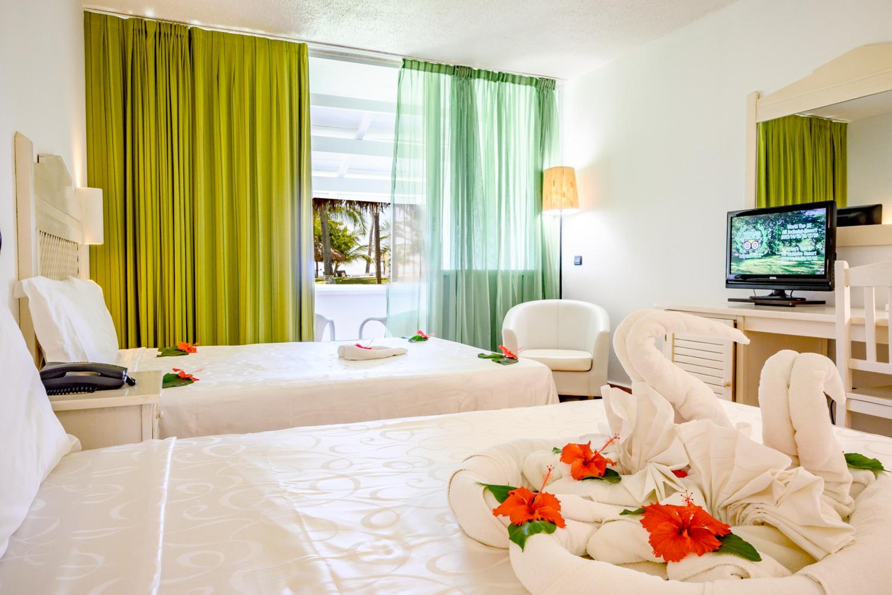 Standard Queen Room with Two Queen Beds with Garden View photo 3