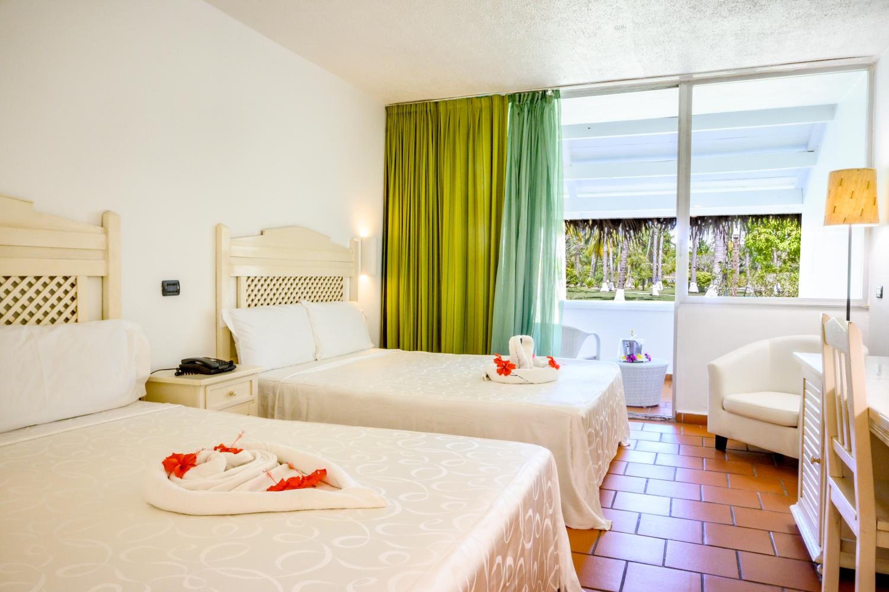 Standard Queen Room with Two Queen Beds photo 1