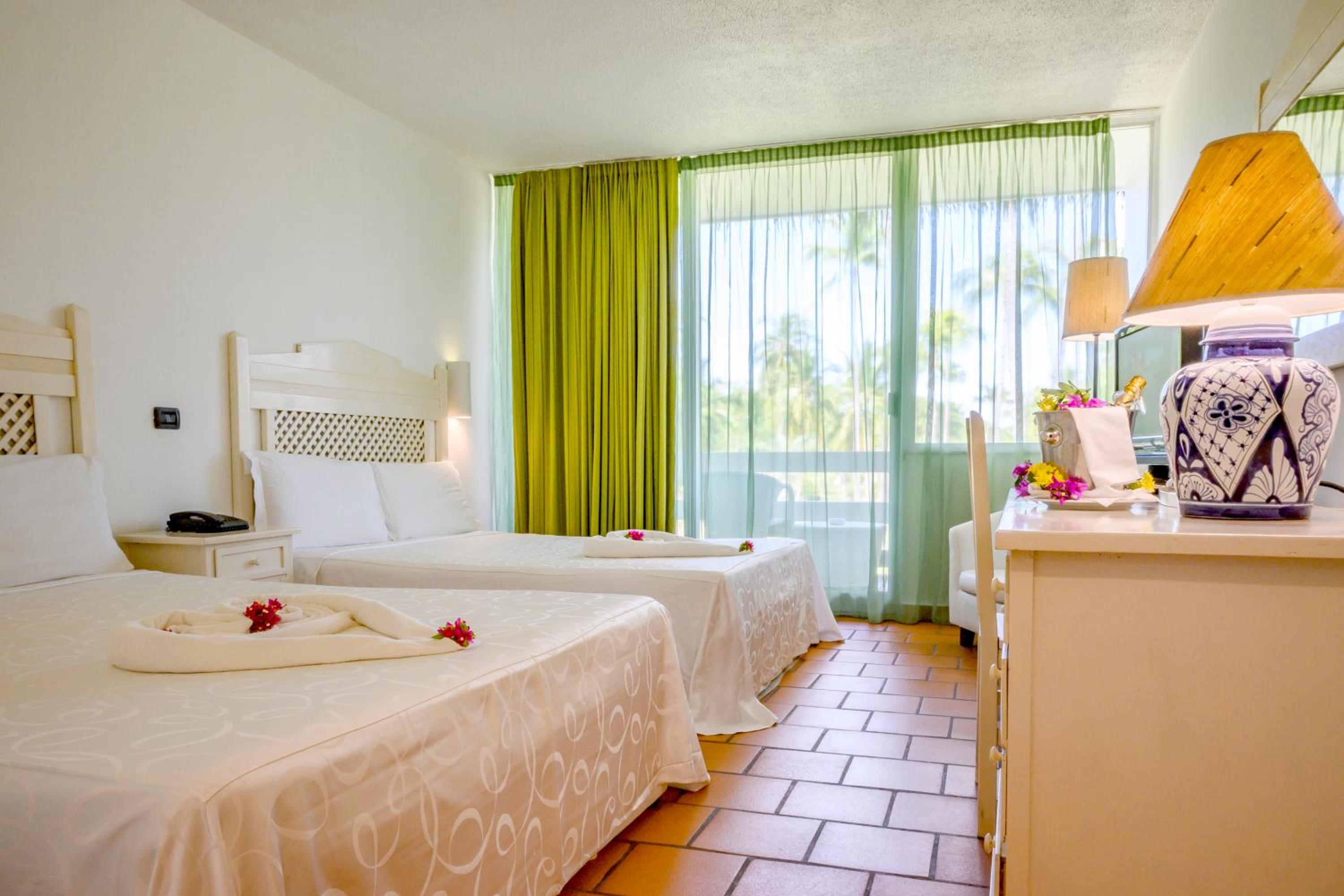 Standard Queen Room with Two Queen Beds with Garden View photo 1