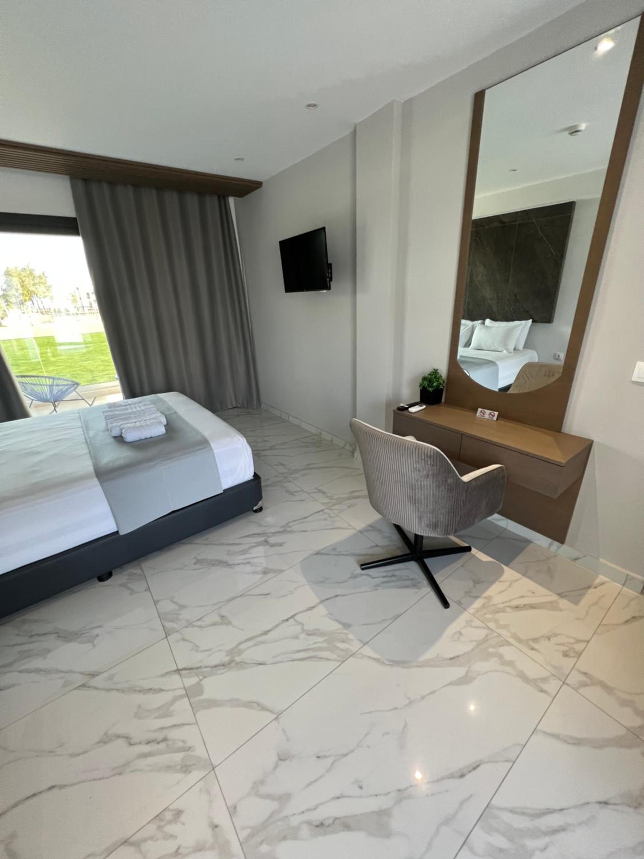 Deluxe Double Room with Balcony and Sea View photo 2