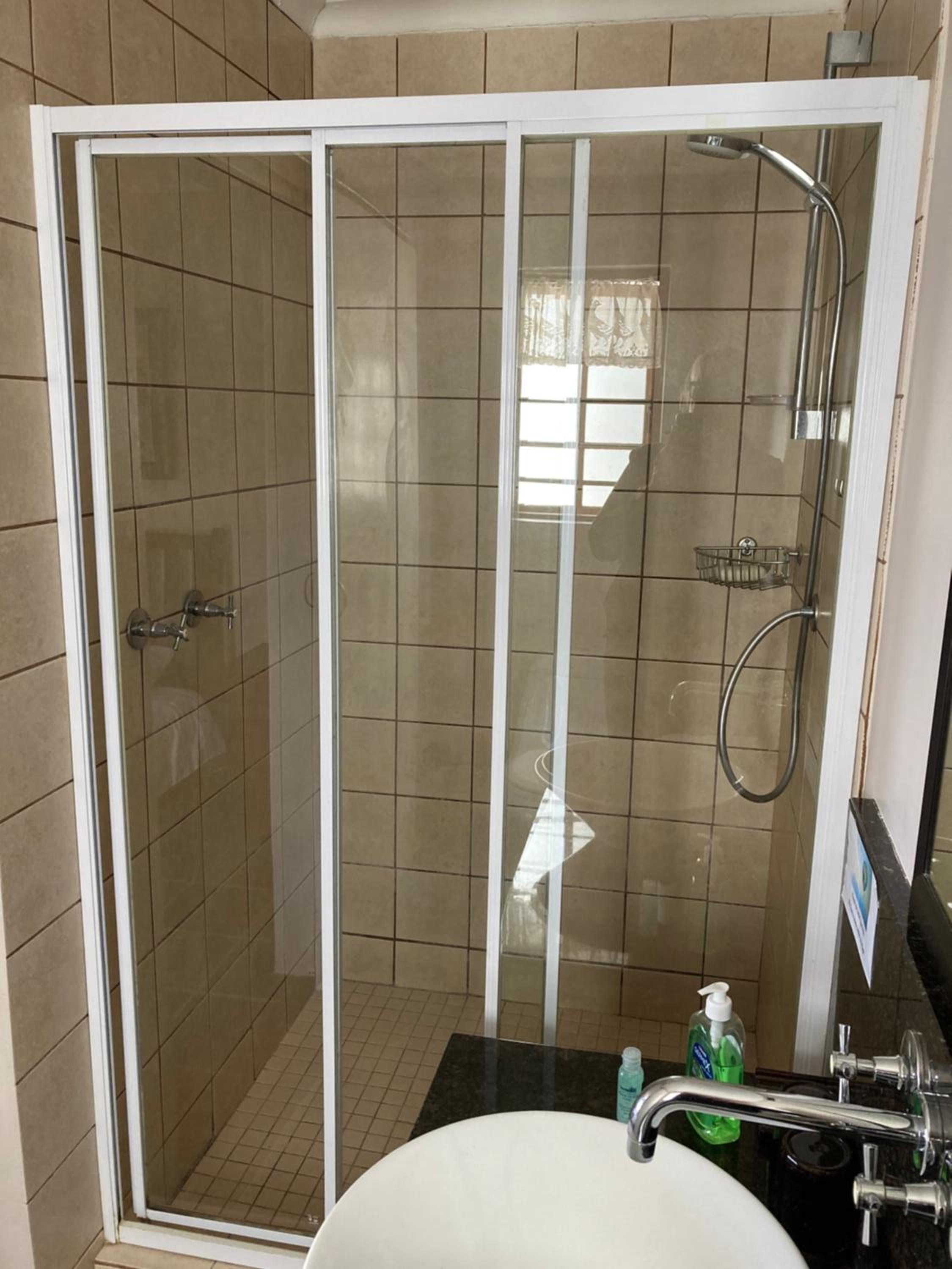 Deluxe Double Room (2 Adults + 1 Child) - Photo 5