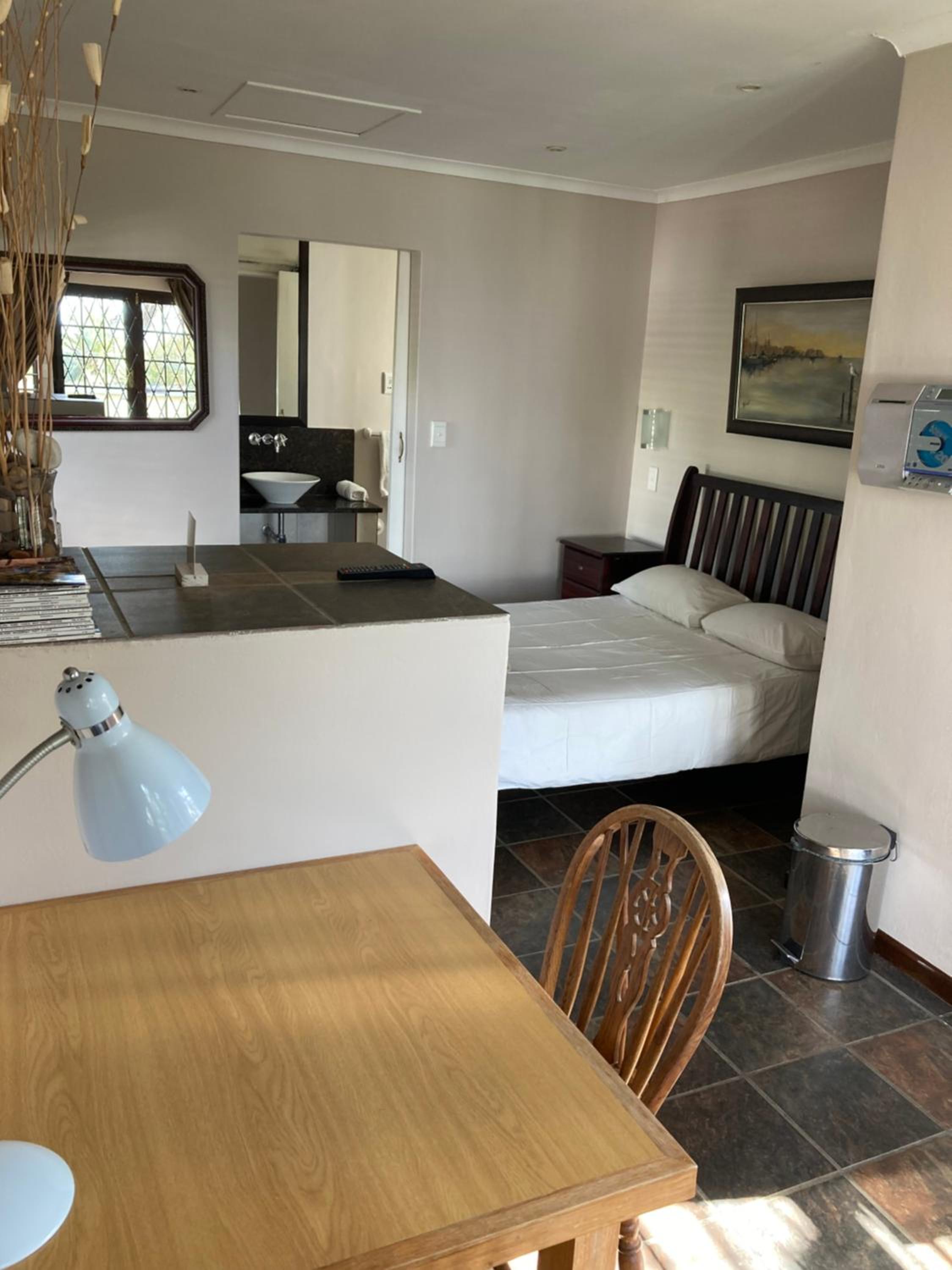Deluxe Double Room (2 Adults + 1 Child) - Photo 8
