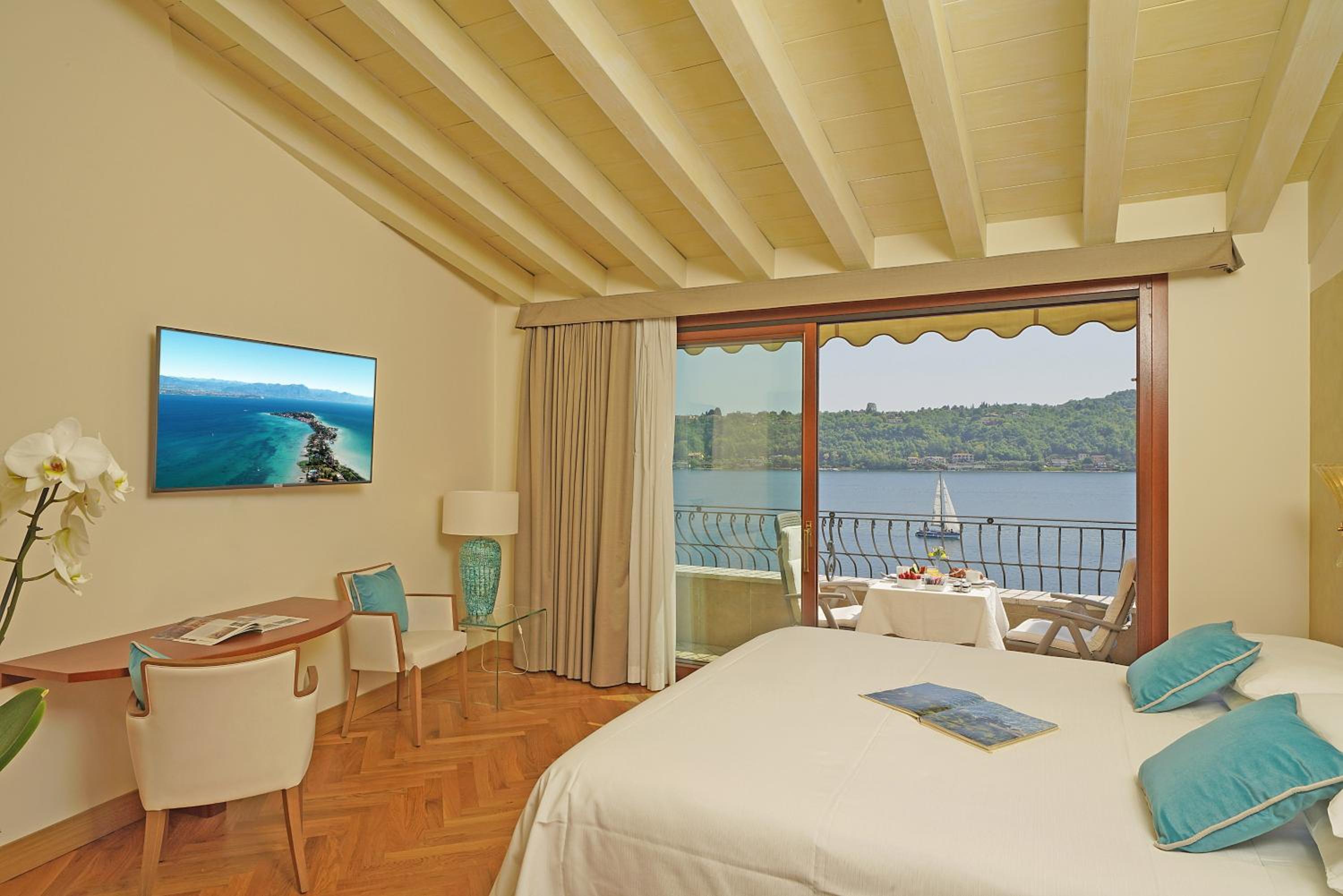 Luxury Double Room with Lake View