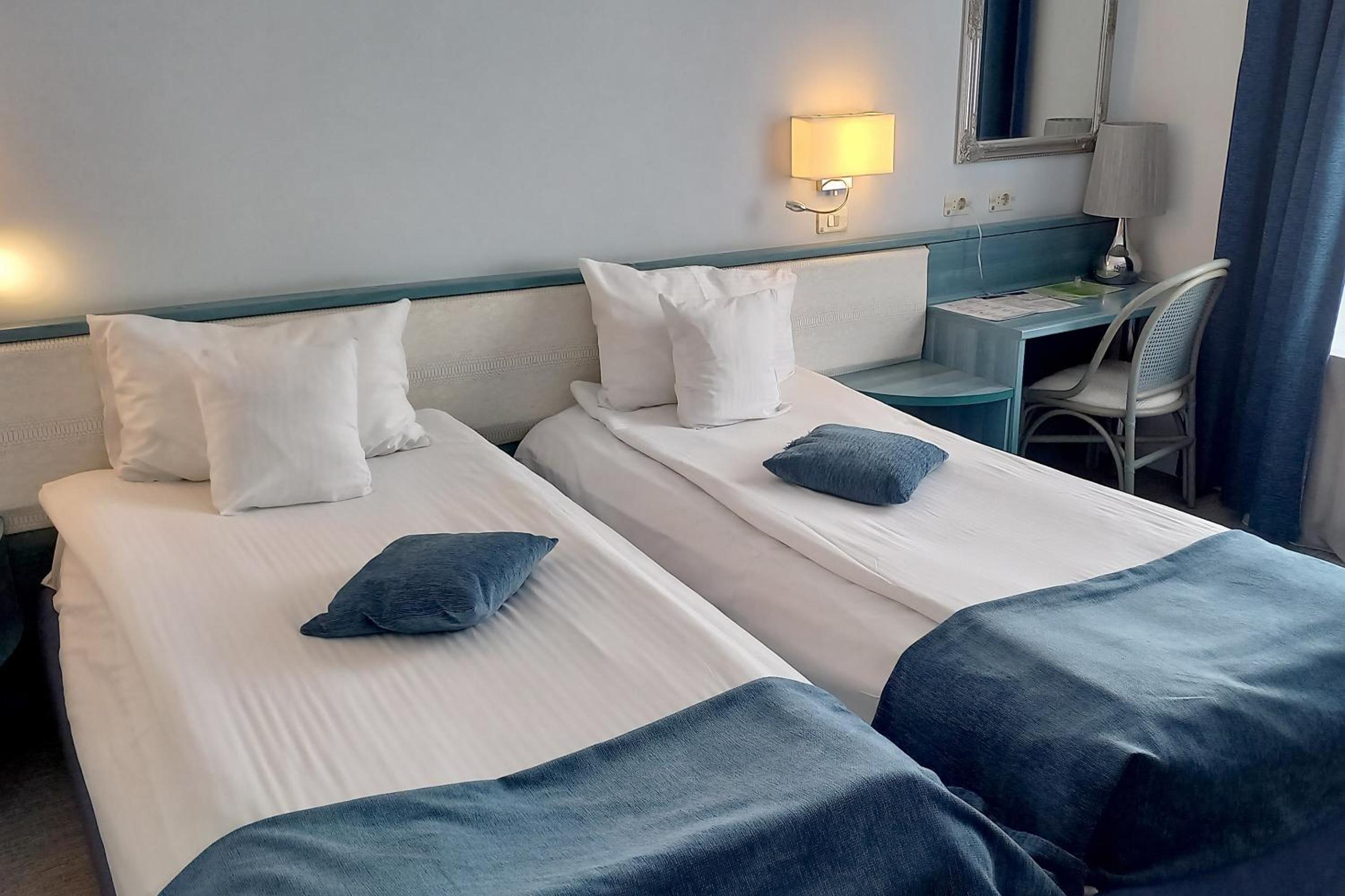 Standard Twin Room - Photo 7