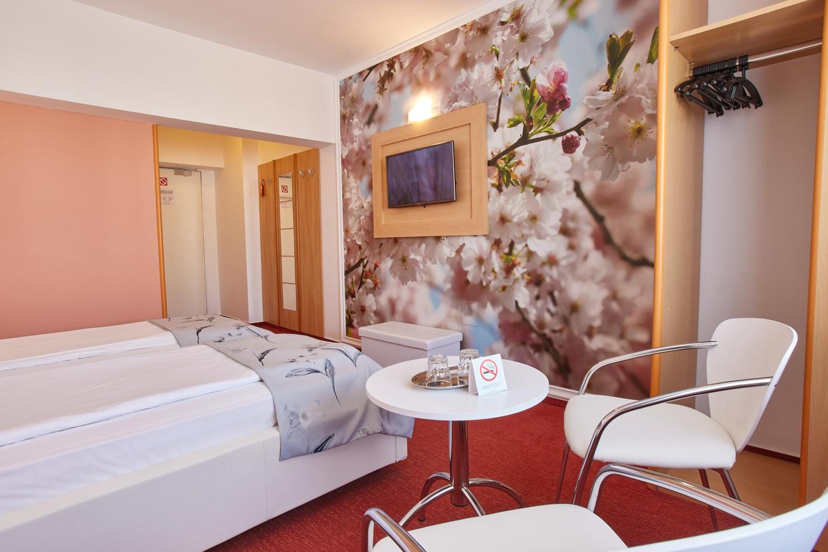 Standard Twin Room - Photo 3