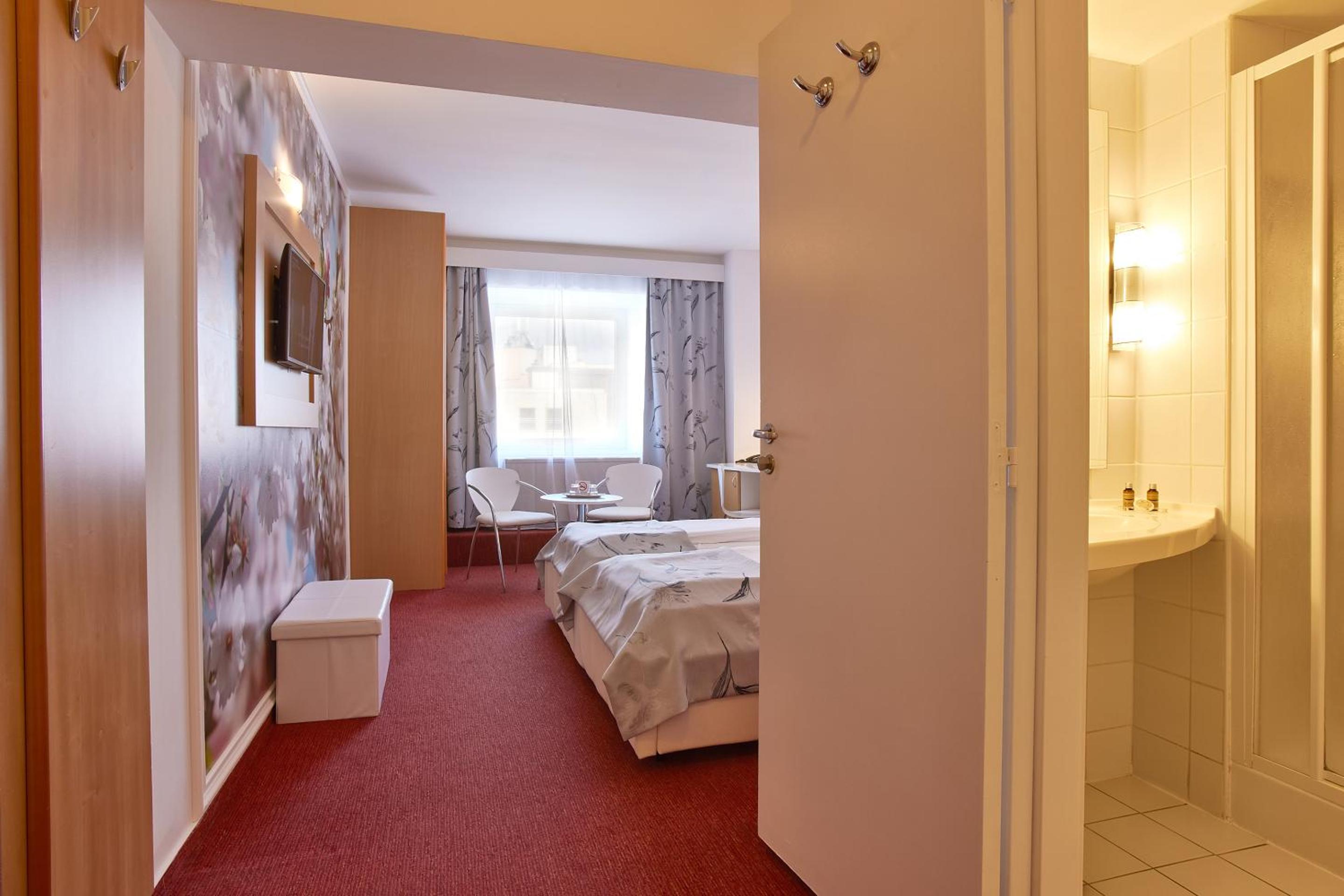 Standard Twin Room - Photo 2