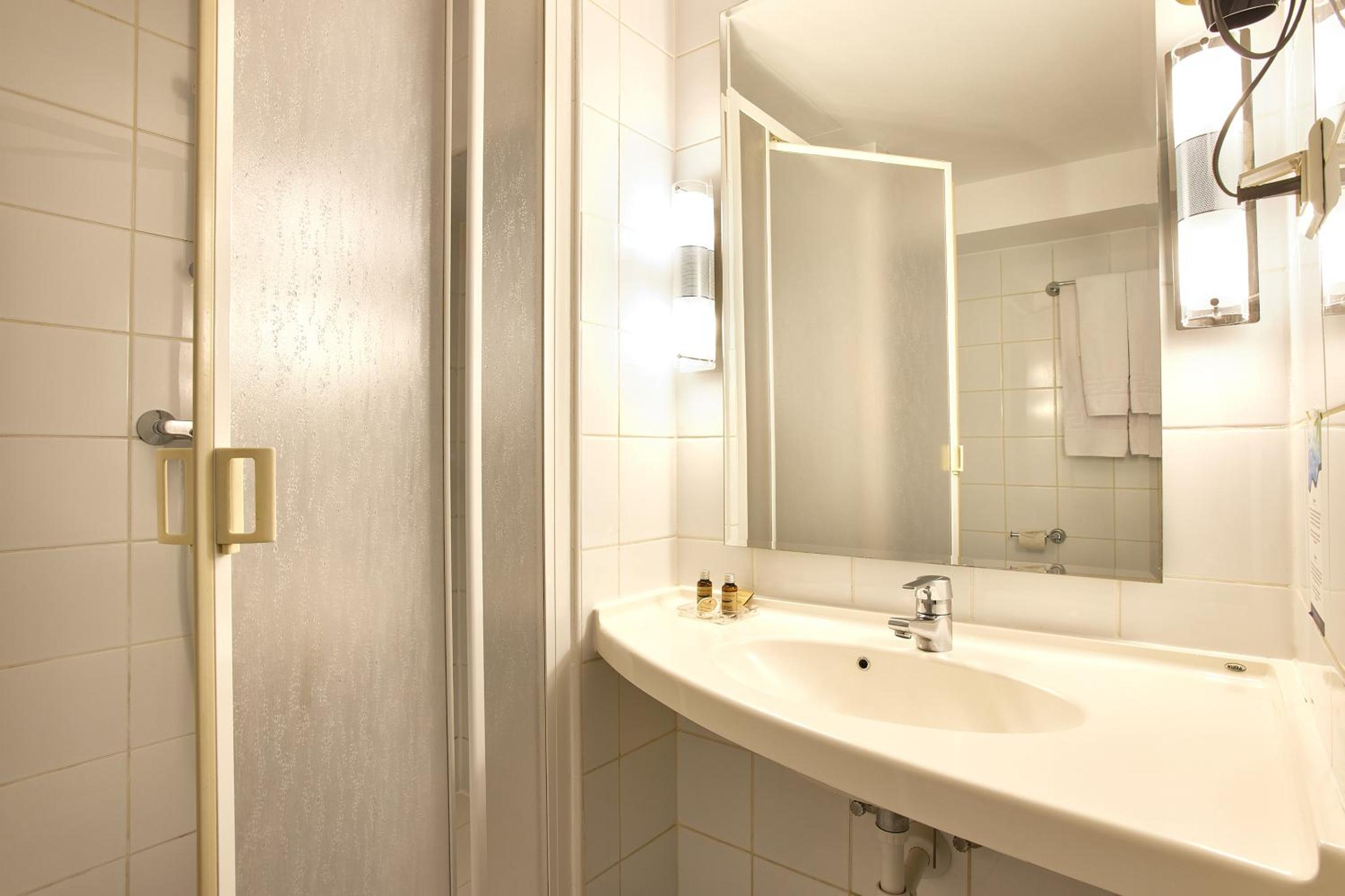 Standard Twin Room - Photo 5