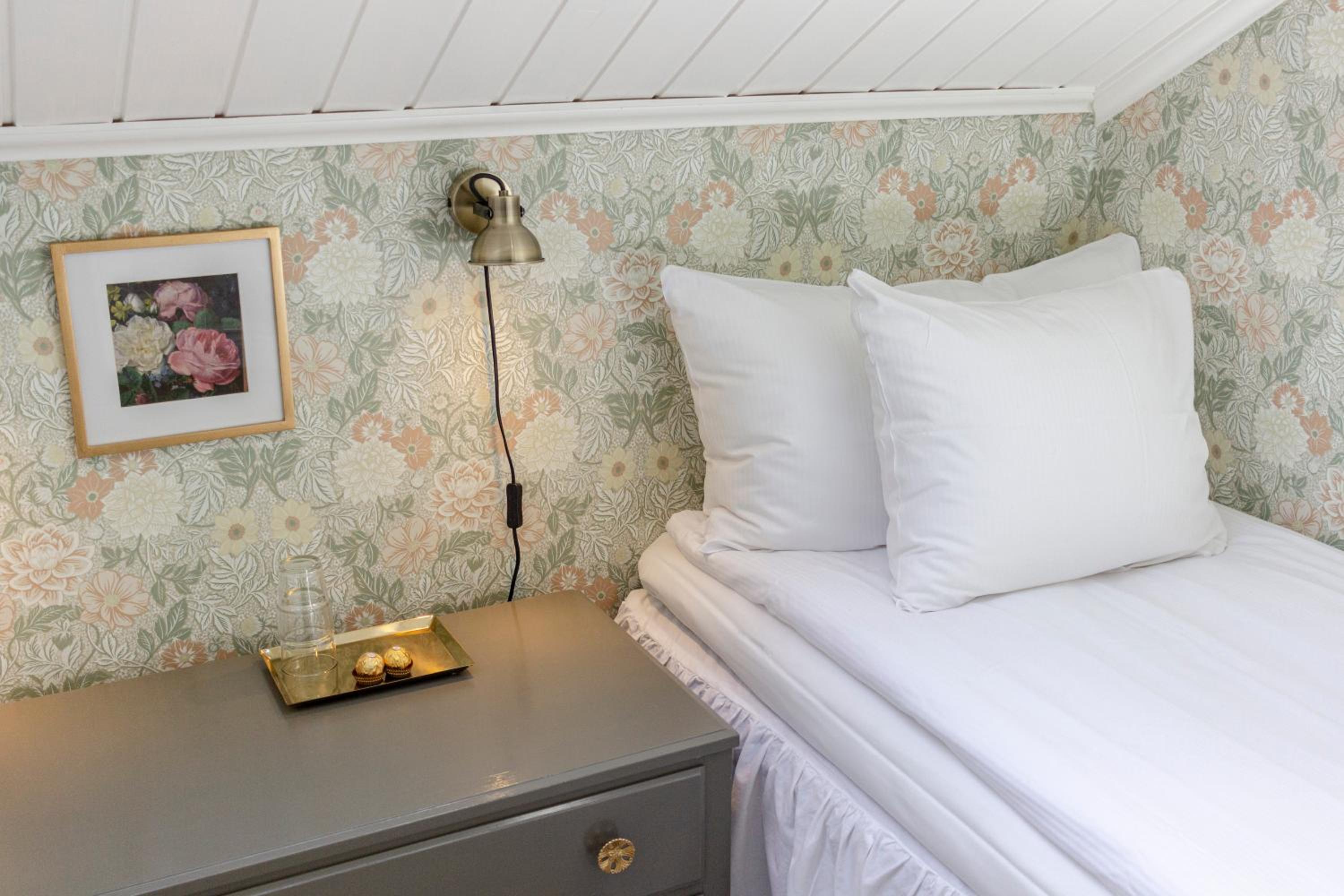 Small Twin Room with Shared Bathroom photo 2