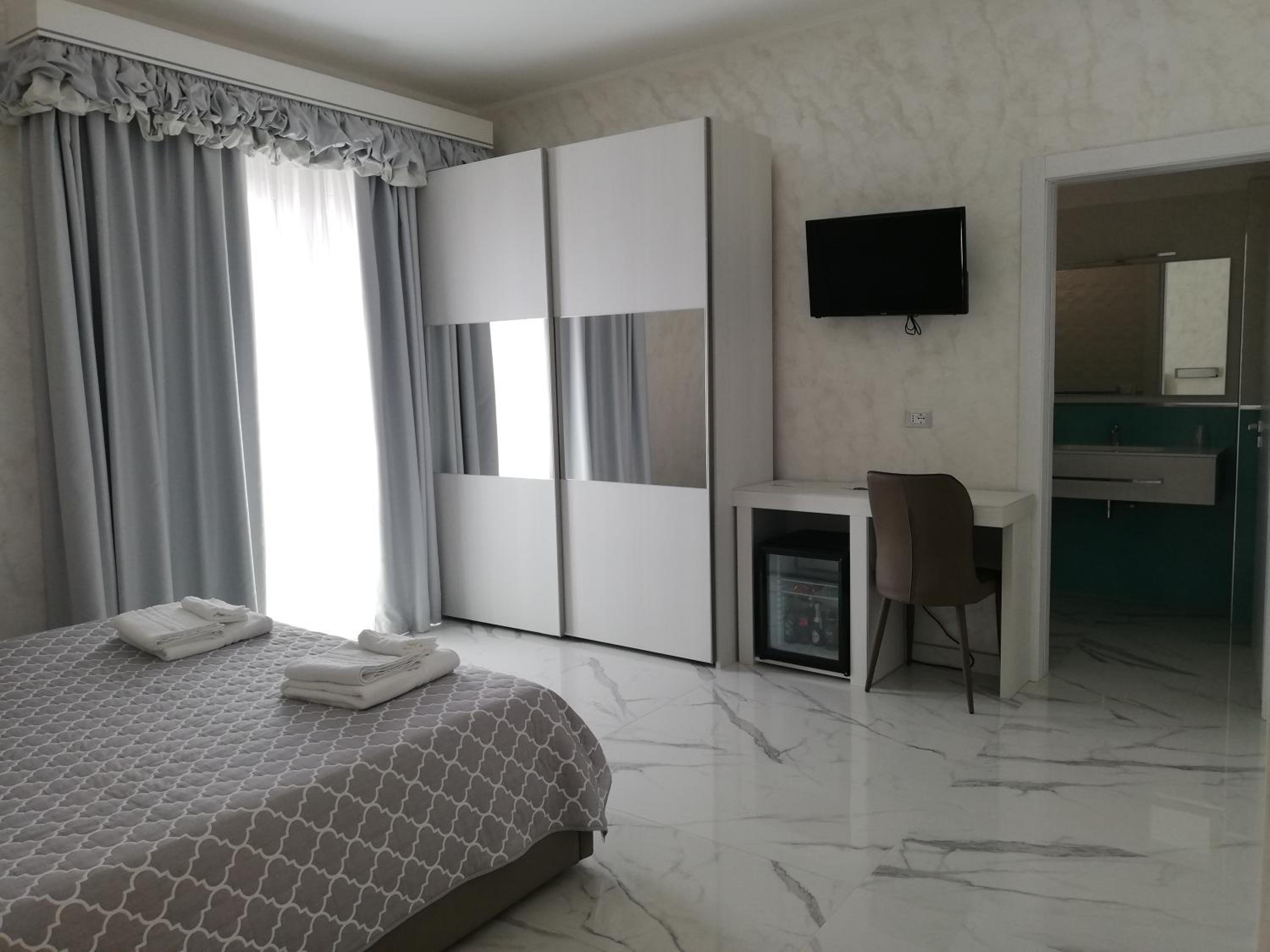 Standard Triple Room - Photo 9