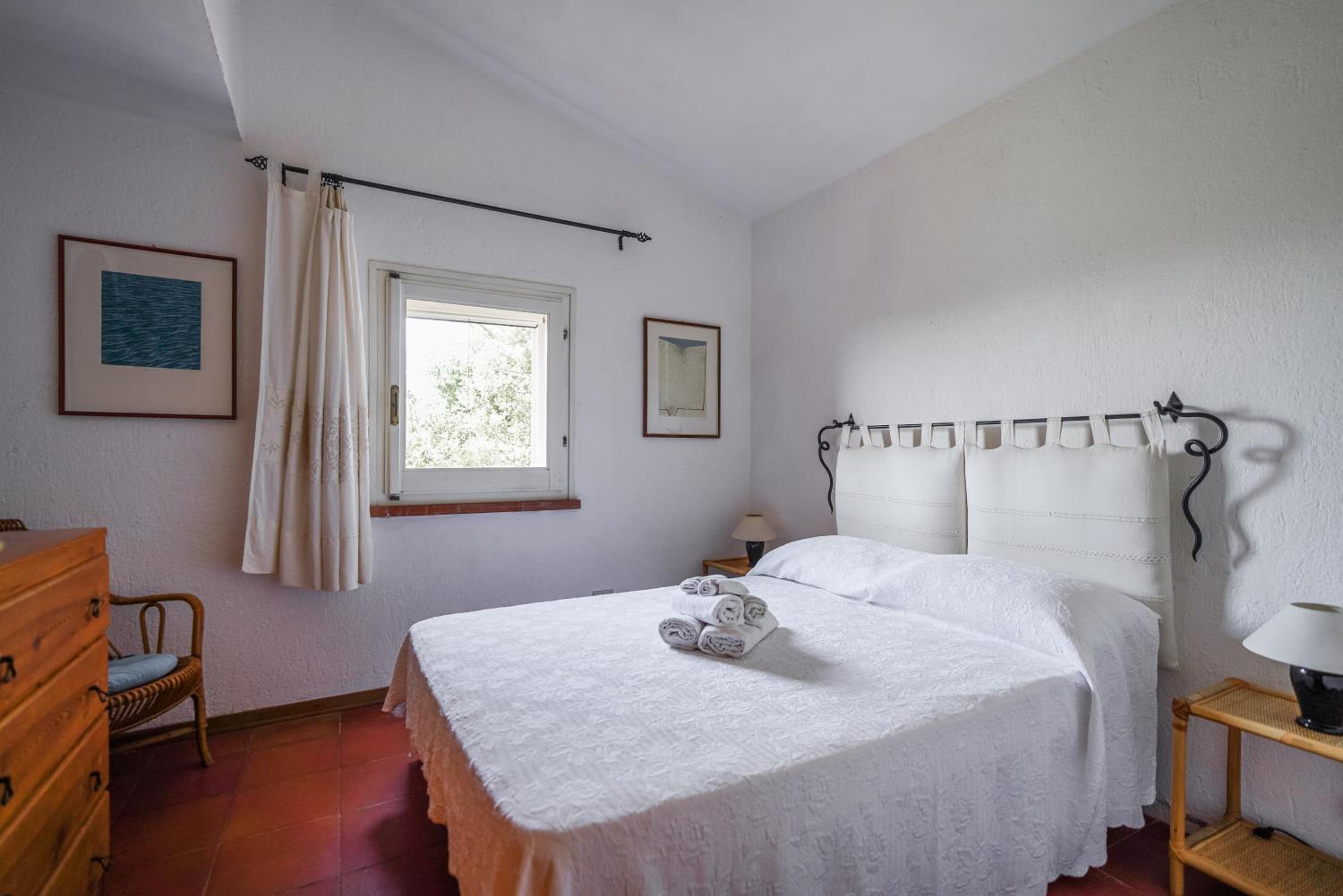 Five-Bedroom House photo 1