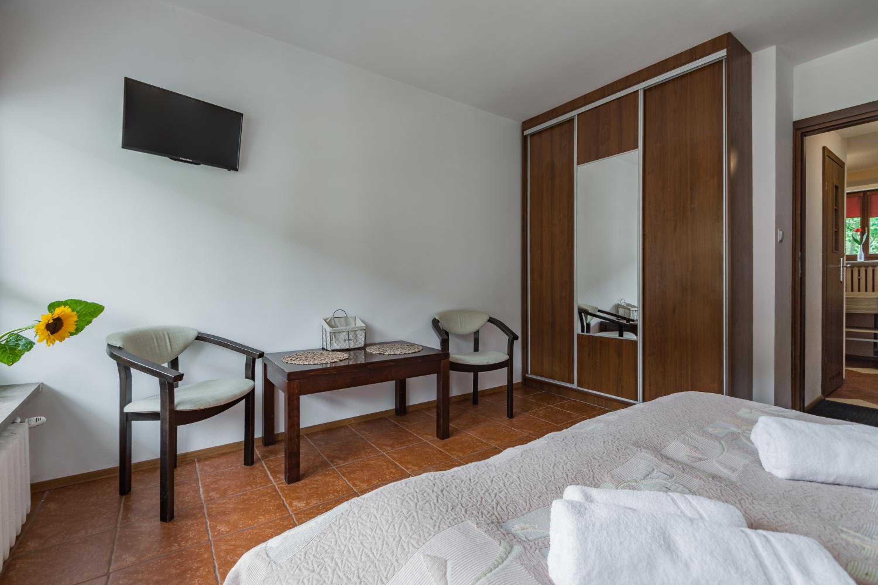Apartment with Balcony - Photo 2
