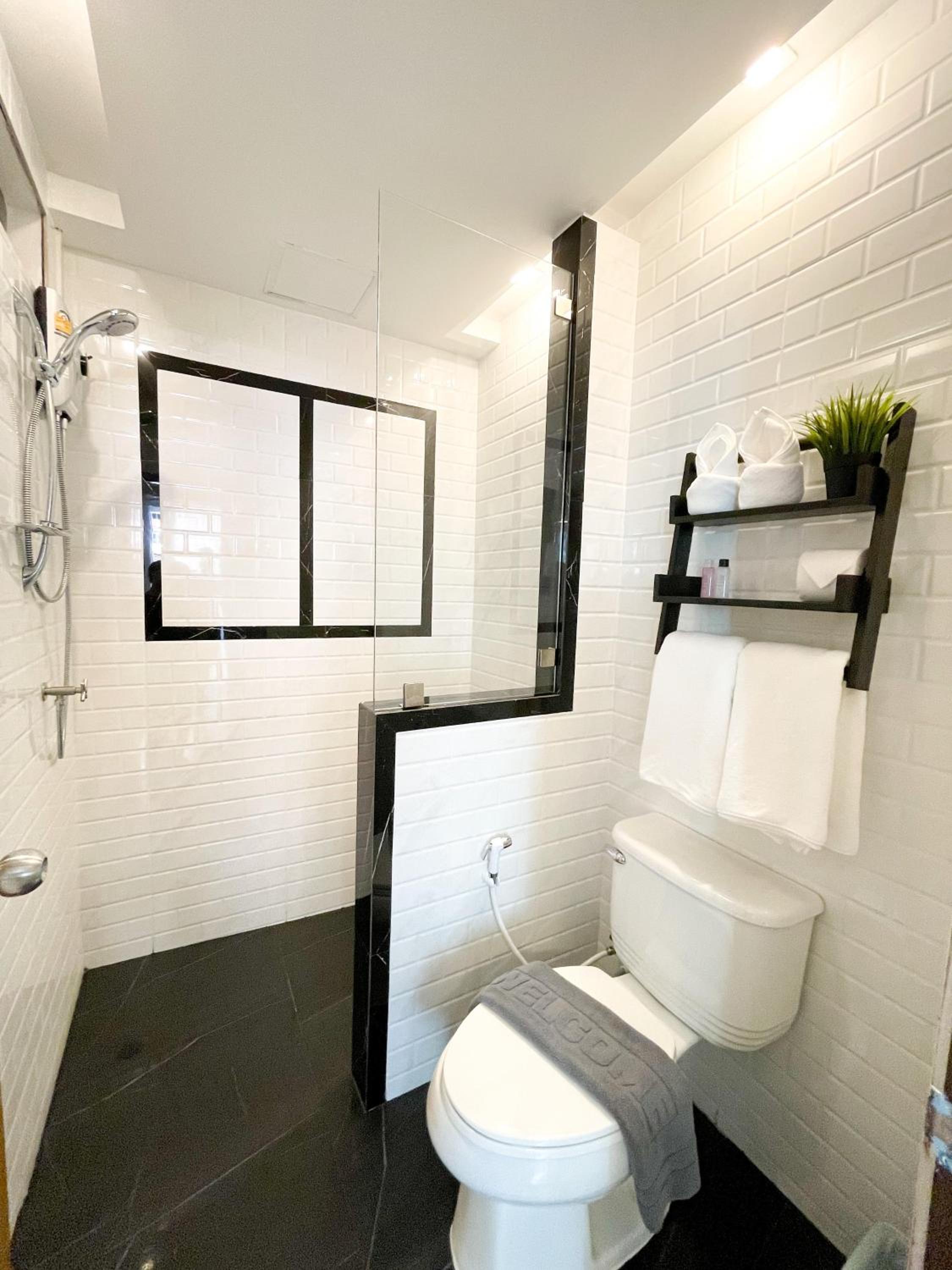 Deluxe King Room - Photo 7