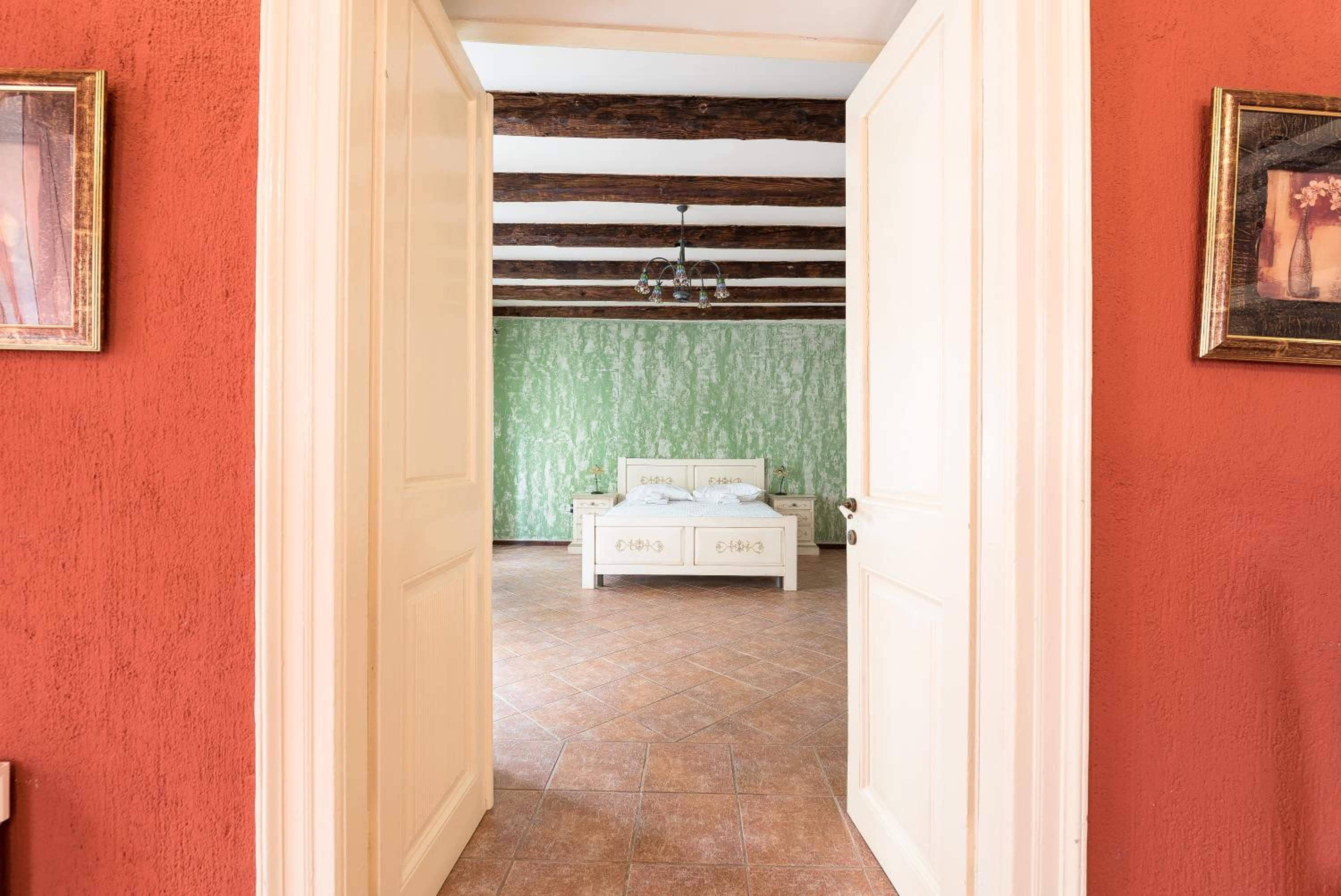One-Bedroom Apartment with Terrace - Photo 4