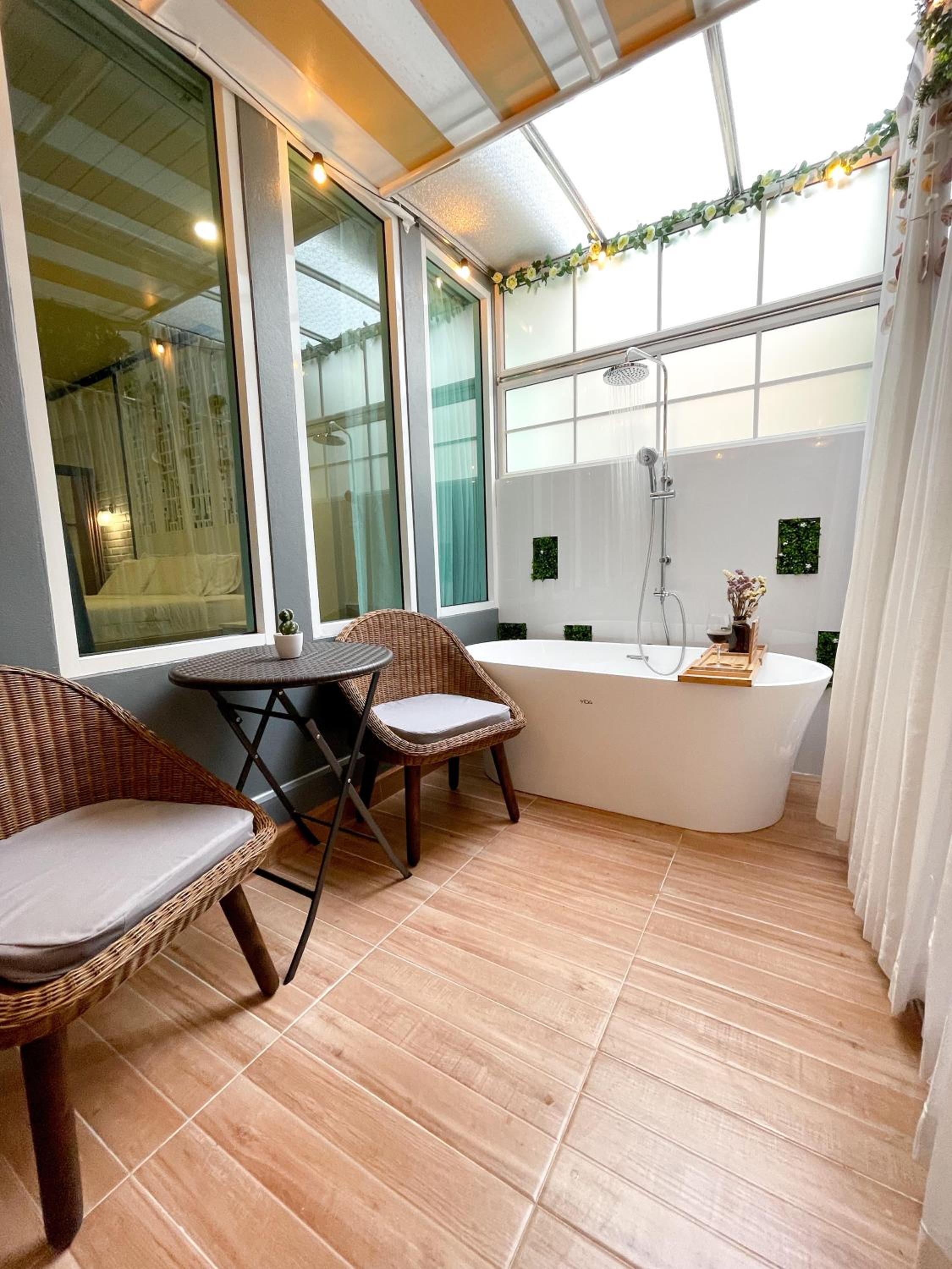 Deluxe Double Room with Bath - Photo 7