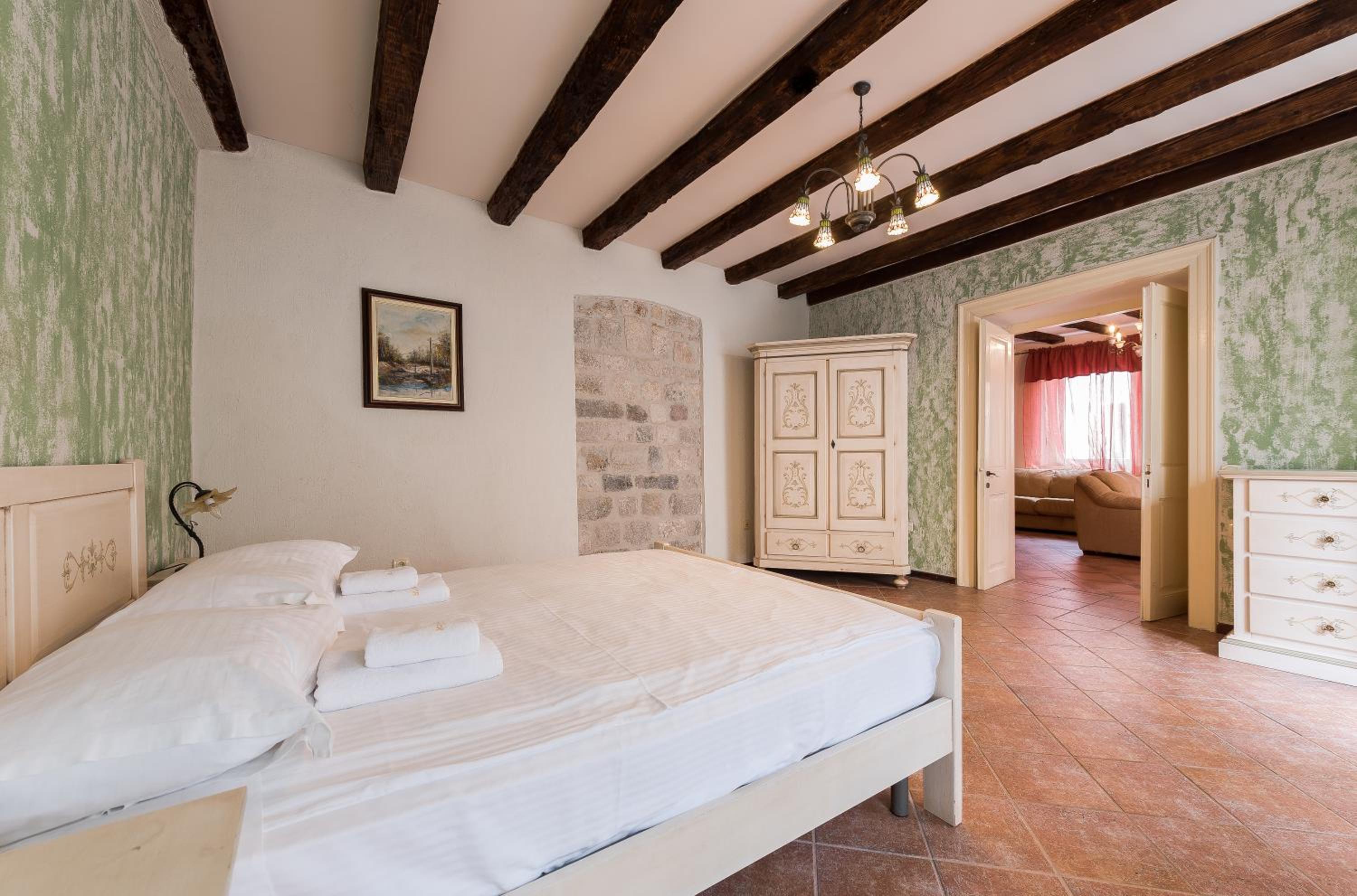 One-Bedroom Apartment with Terrace - Photo 6