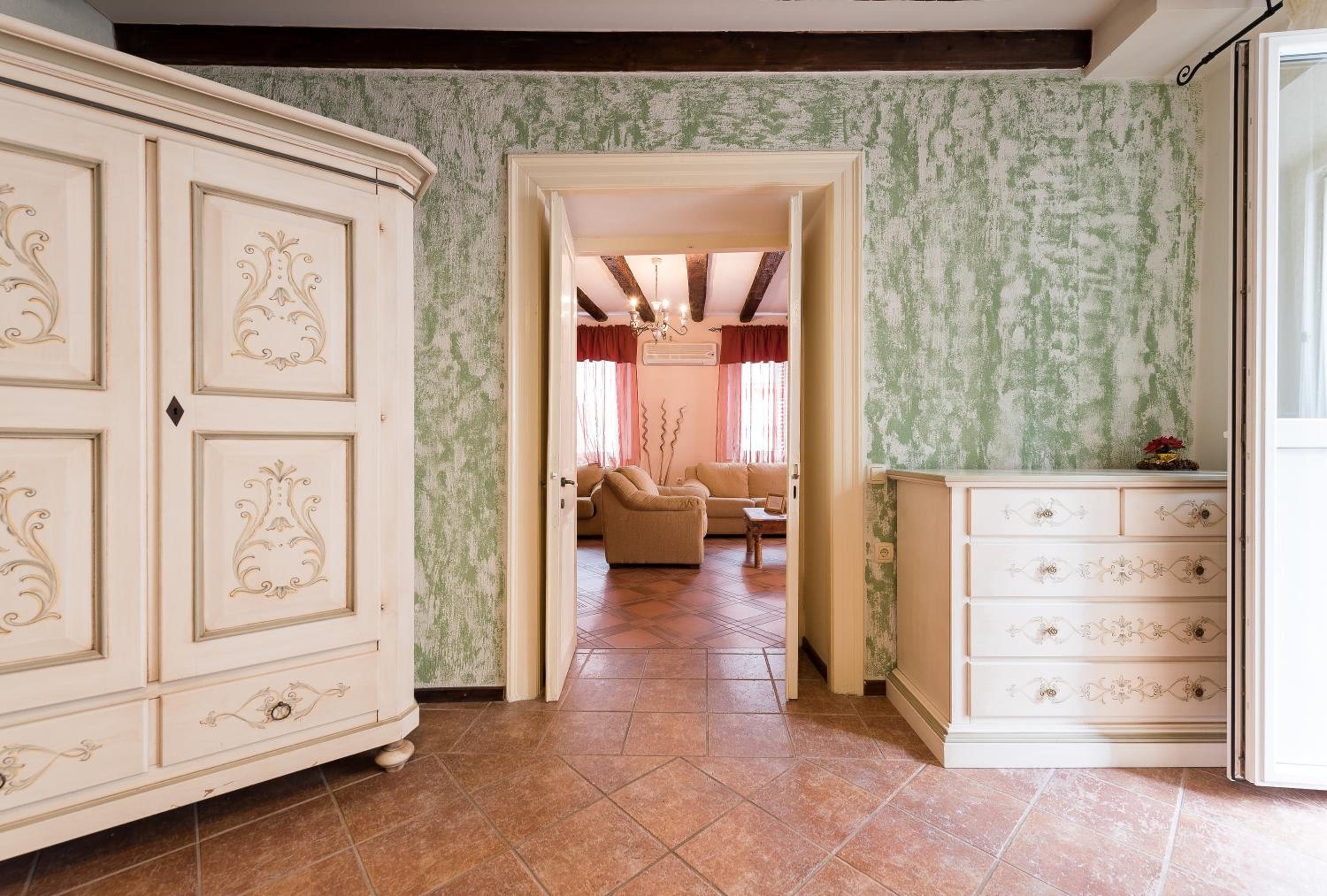 One-Bedroom Apartment with Terrace - Photo 7