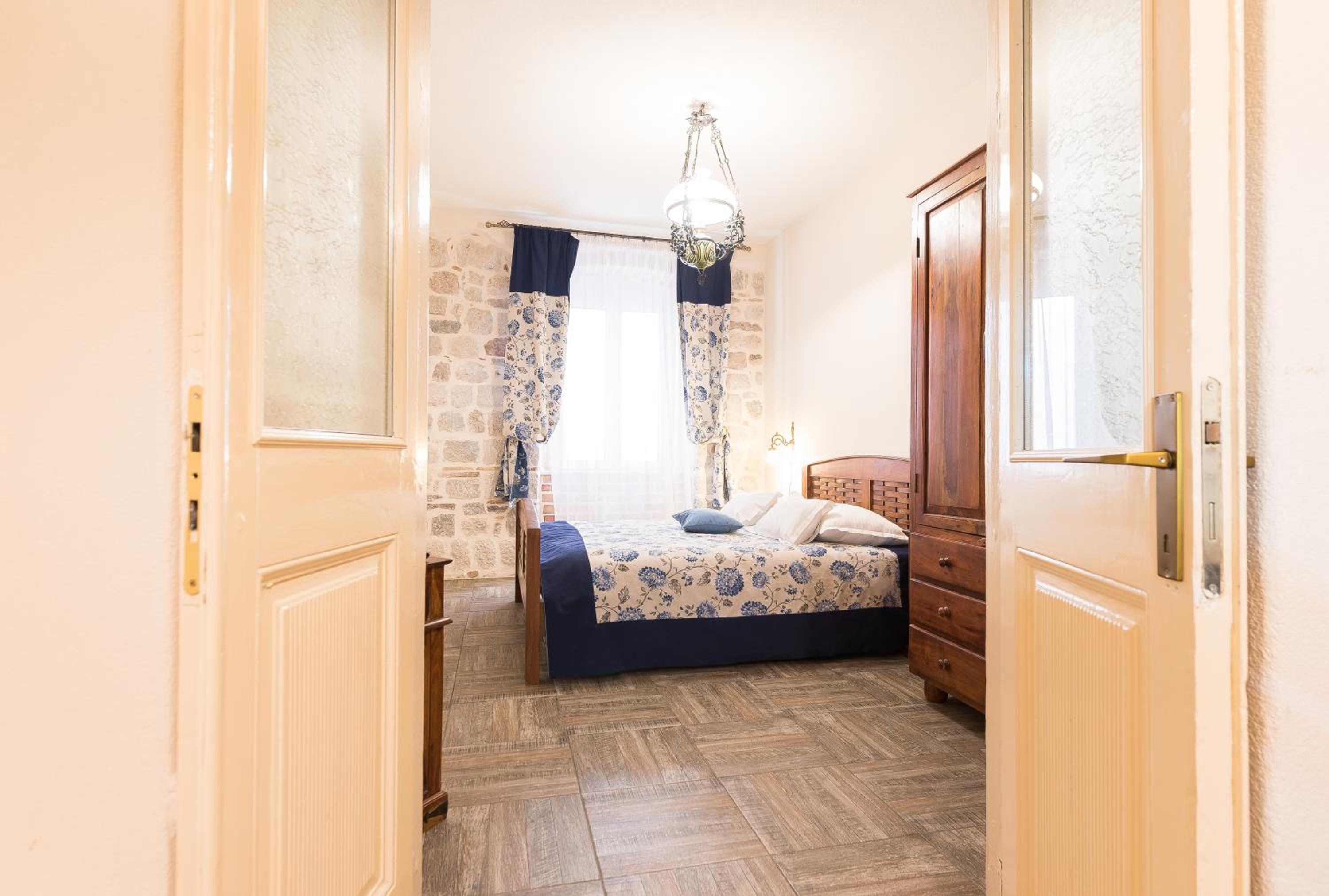 One-Bedroom Apartment - Photo 4