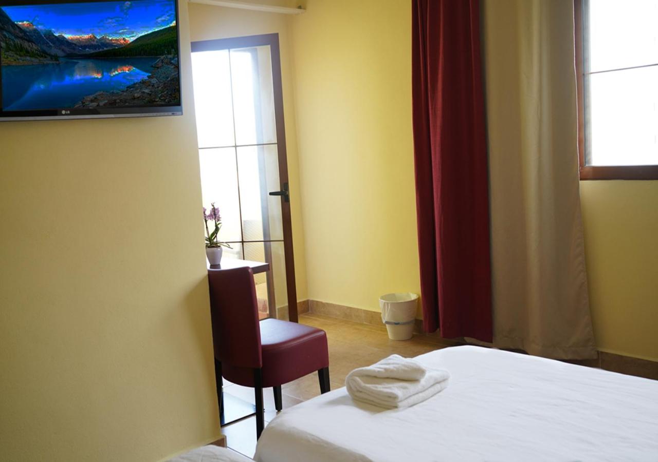 Twin Room with Balcony - Photo 11