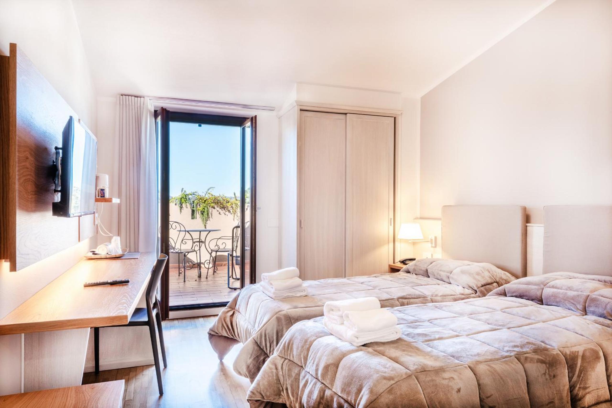 Double Room with View - Photo 3