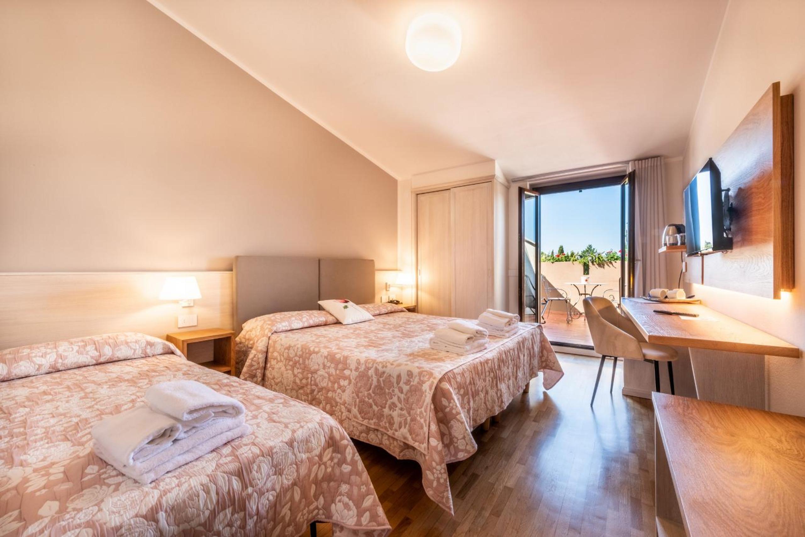 Quadruple Room - Photo 12