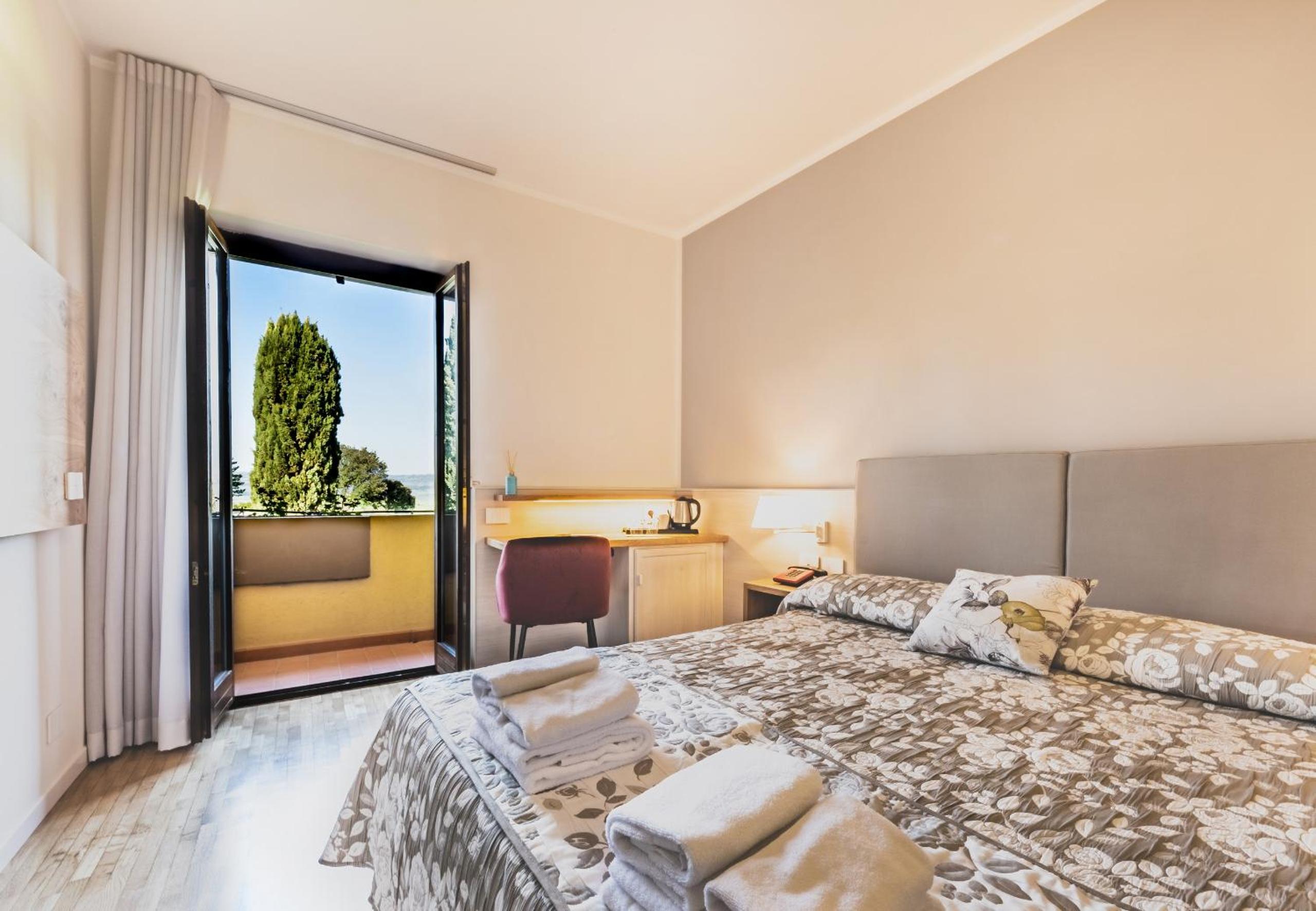 Triple Room with View - Photo 9