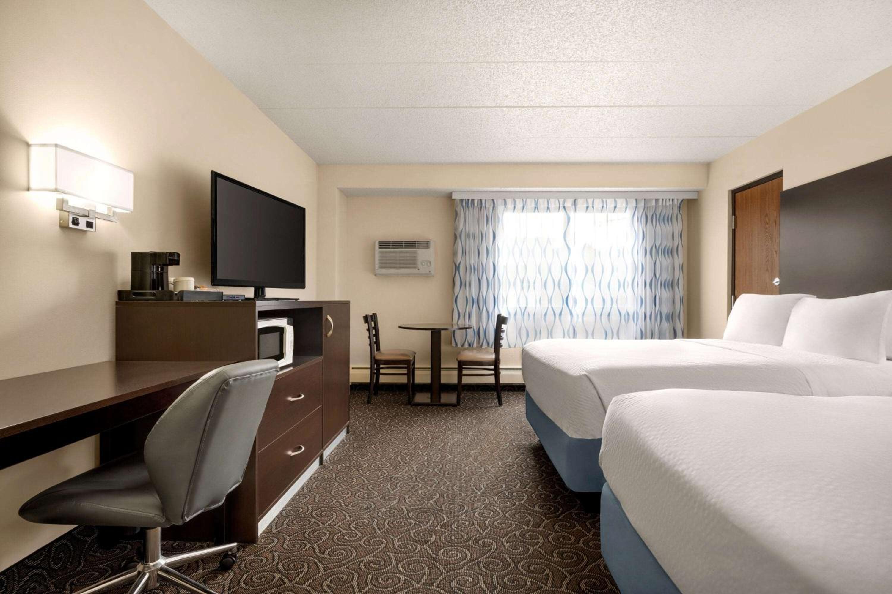 Std. Room with Two Double Beds - Non-Smoking - Photo 3