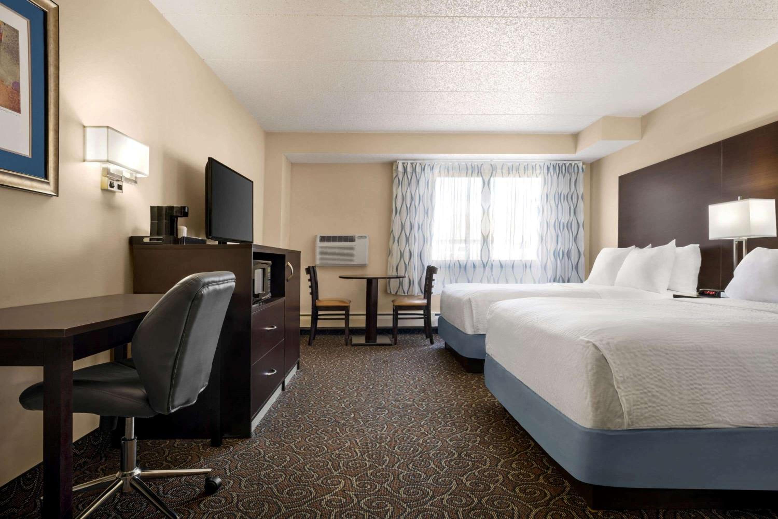 Std. Room with Two Double Beds - Disability Access/Non-Smoking - Photo 3