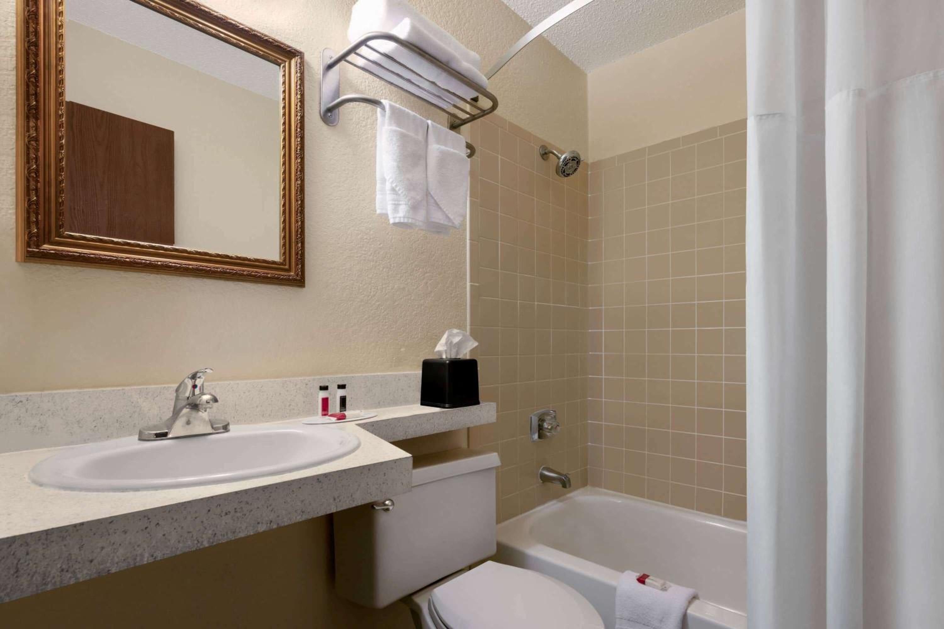 Std. Single Double Room - Non-Smoking  - Photo 3