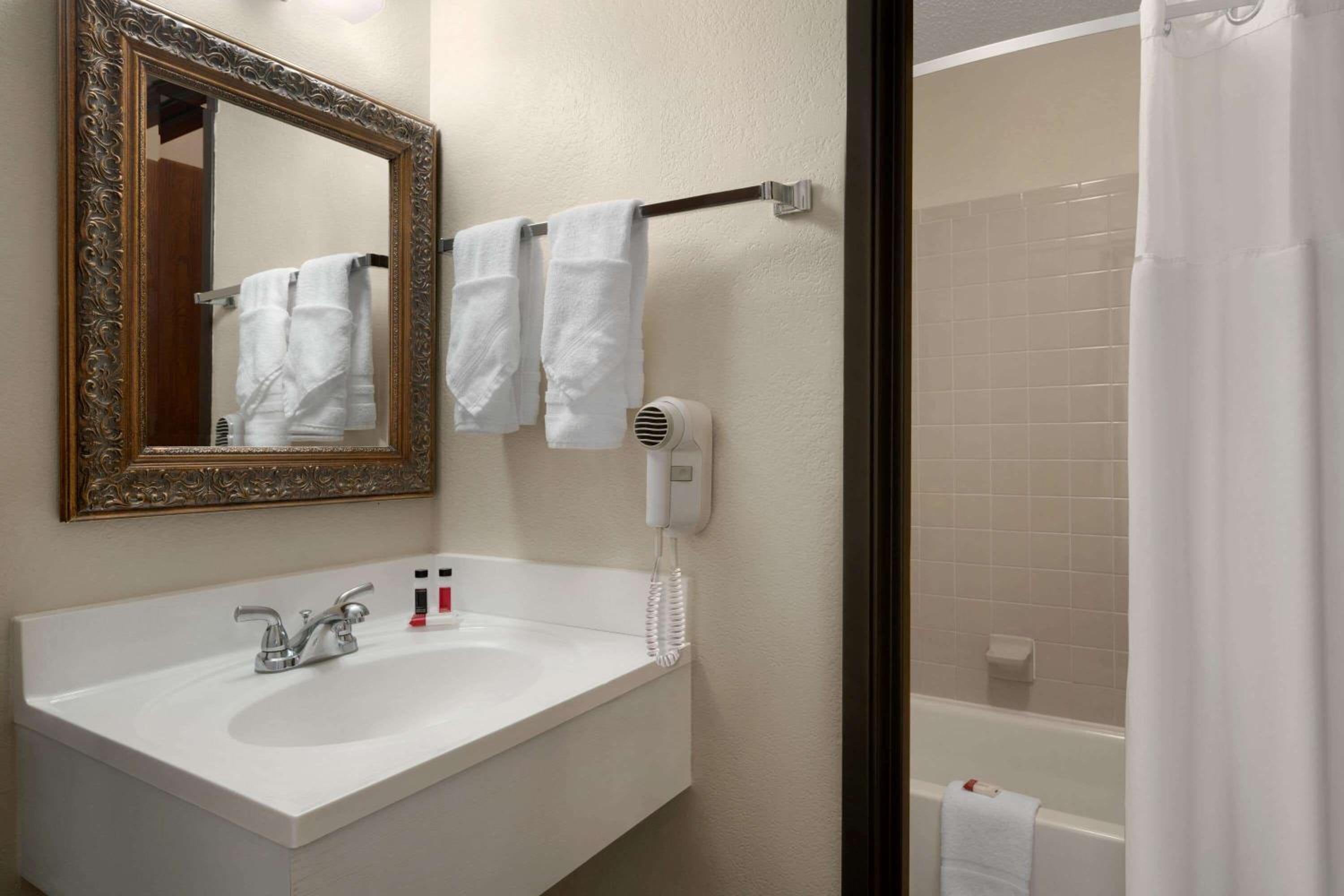 Std. Room with Two Double Beds - Non-Smoking - Photo 7