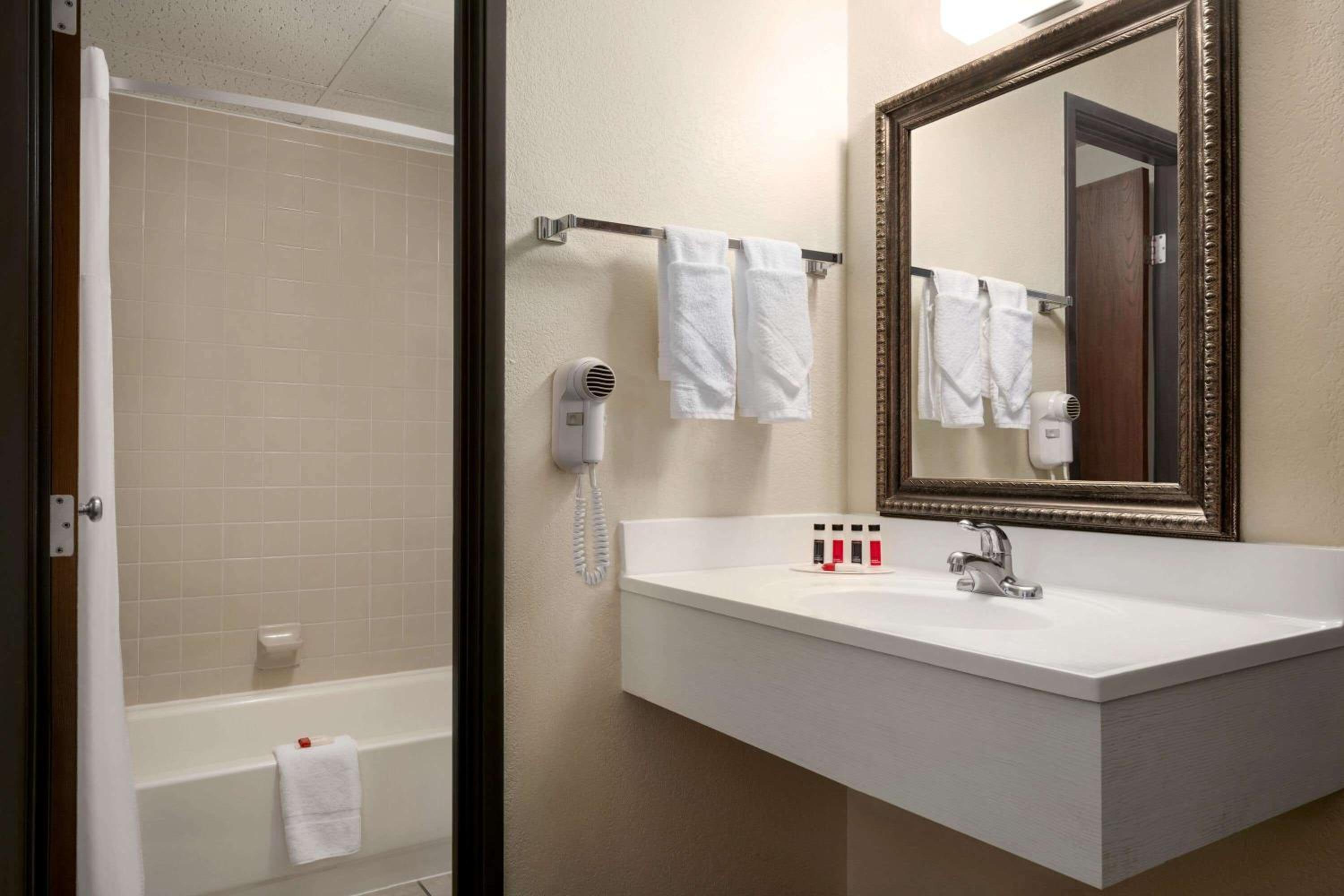 Std. Room with Two Double Beds - Non-Smoking - Photo 6