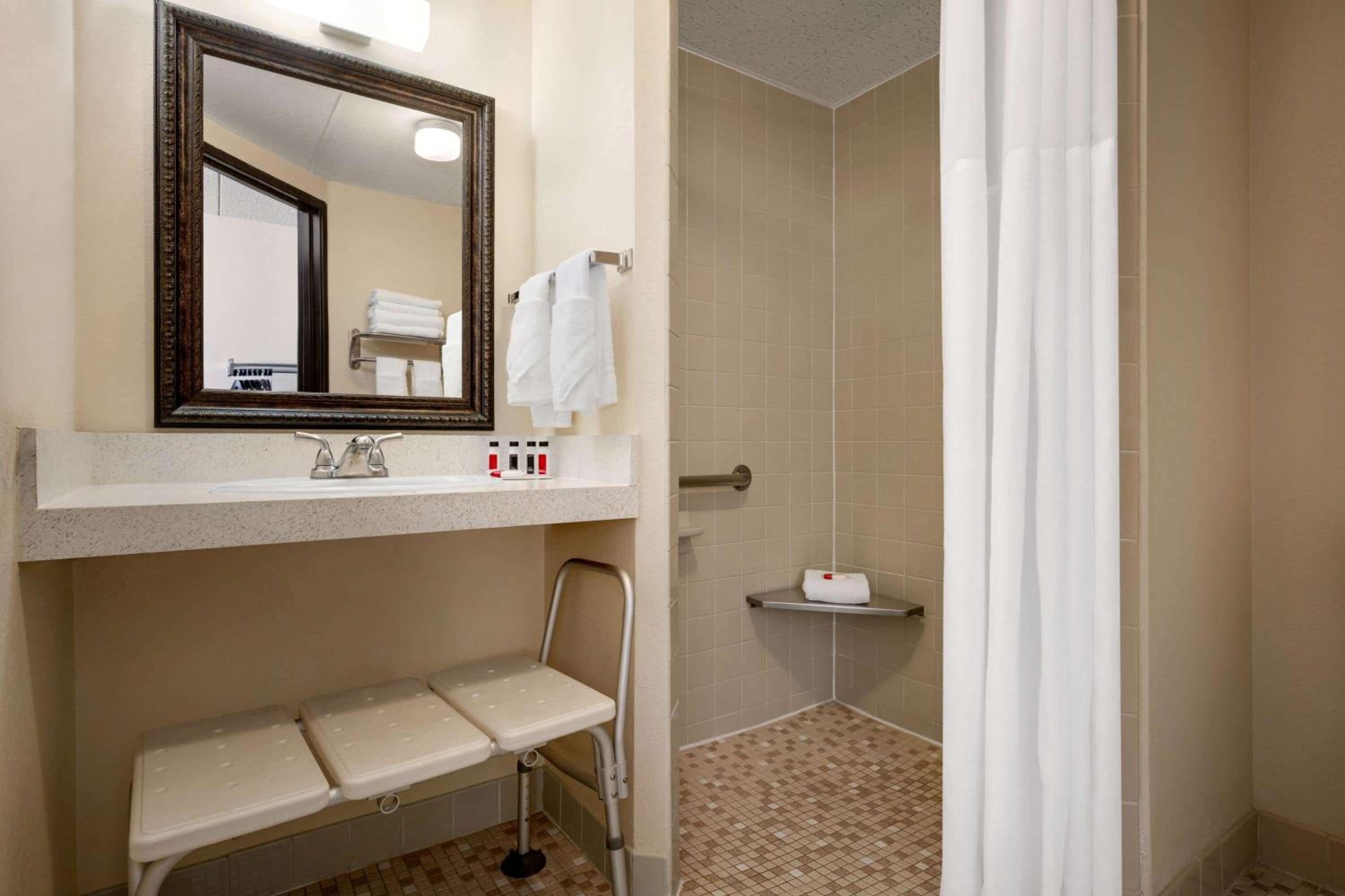 Std. Room with Two Double Beds - Disability Access/Non-Smoking - Photo 4