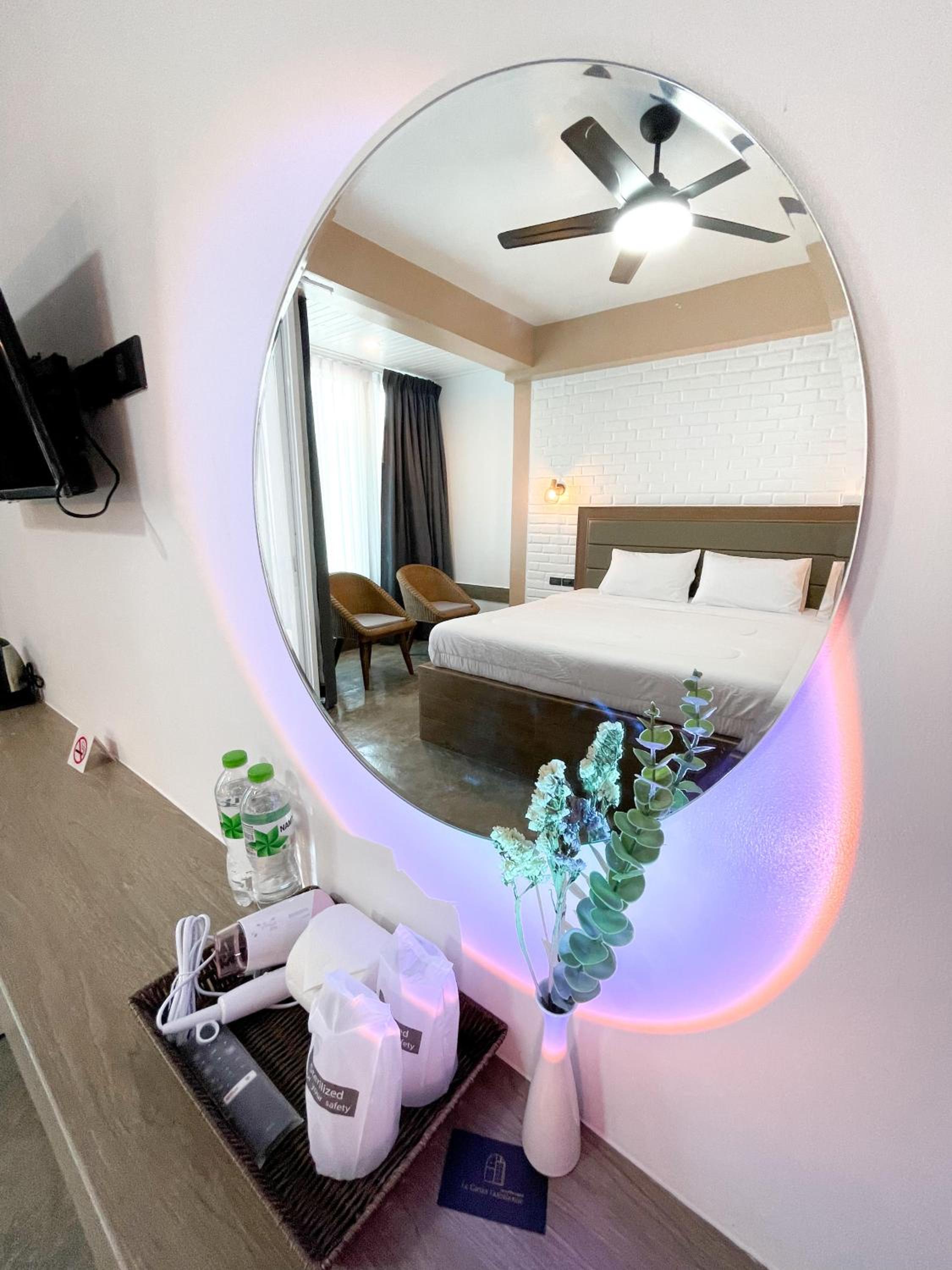 Deluxe King Room - Photo 8