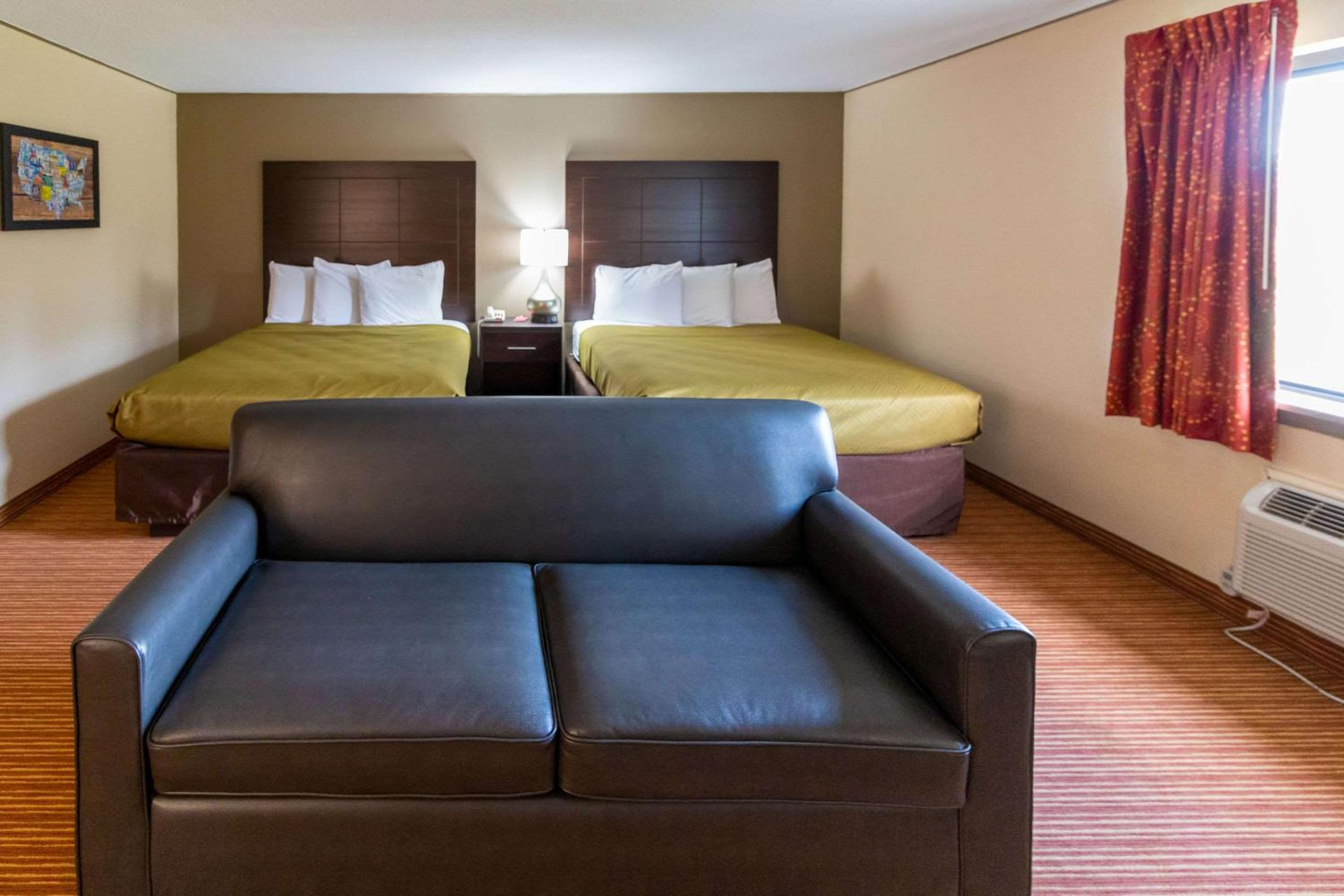 Queen Suite With Two Queen Beds photo 2