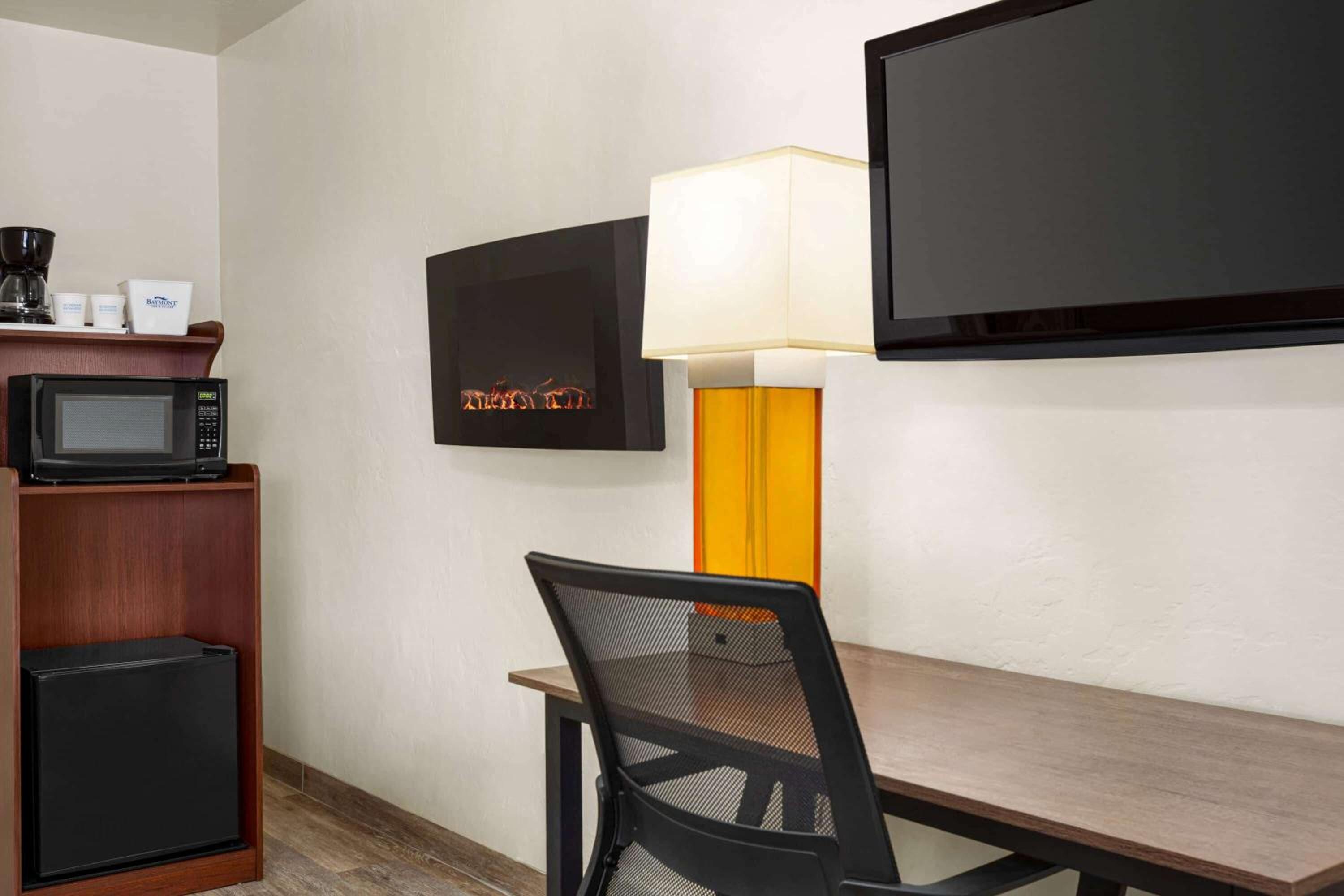 King Room - Non-Smoking photo 2