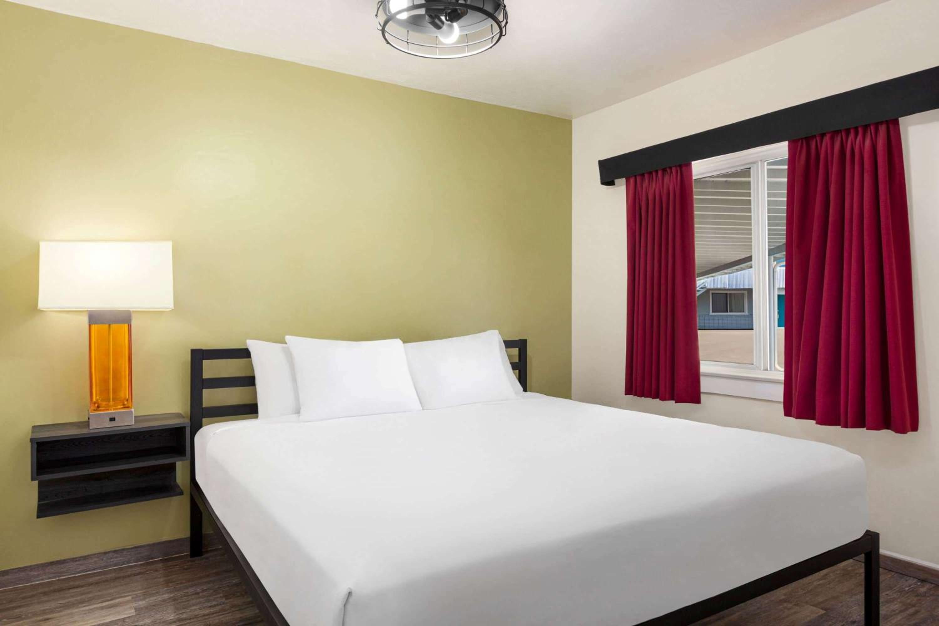 King Room - Non-Smoking photo 1
