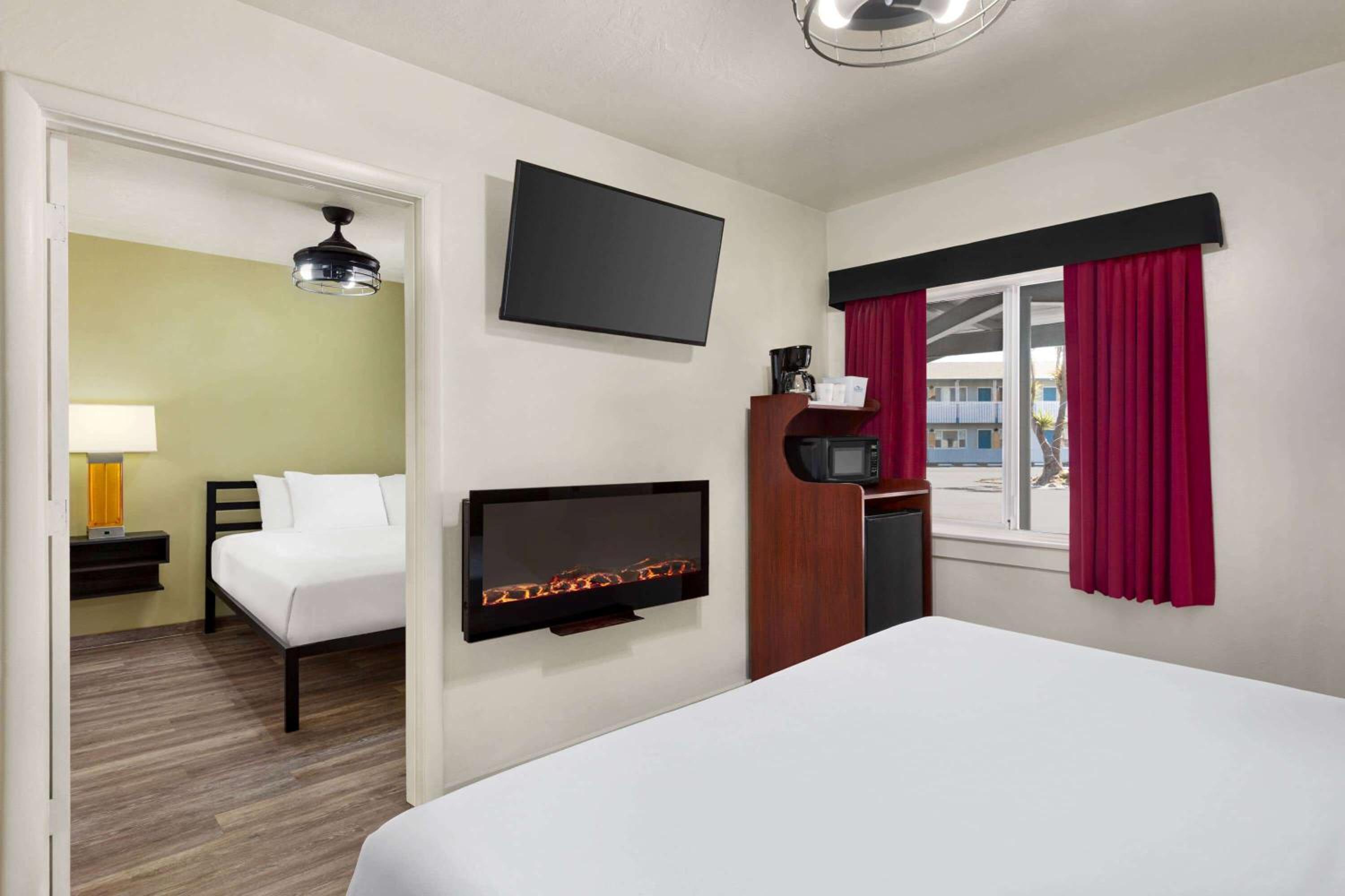 Studio Suite with Two Queen Beds and Ocean View - Non-Smoking photo 1