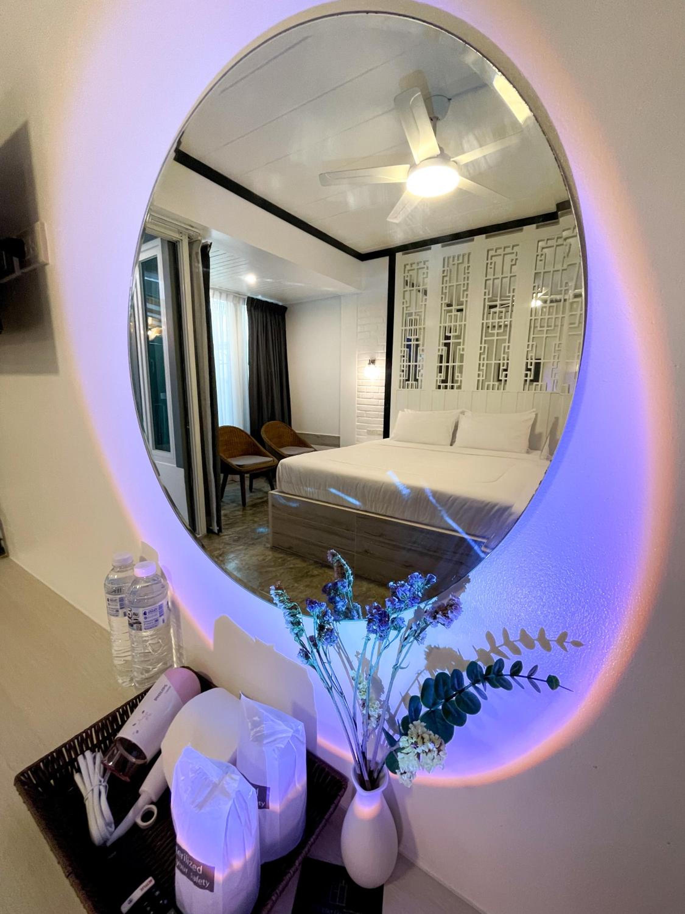 Deluxe Double Room with Bath - Photo 4