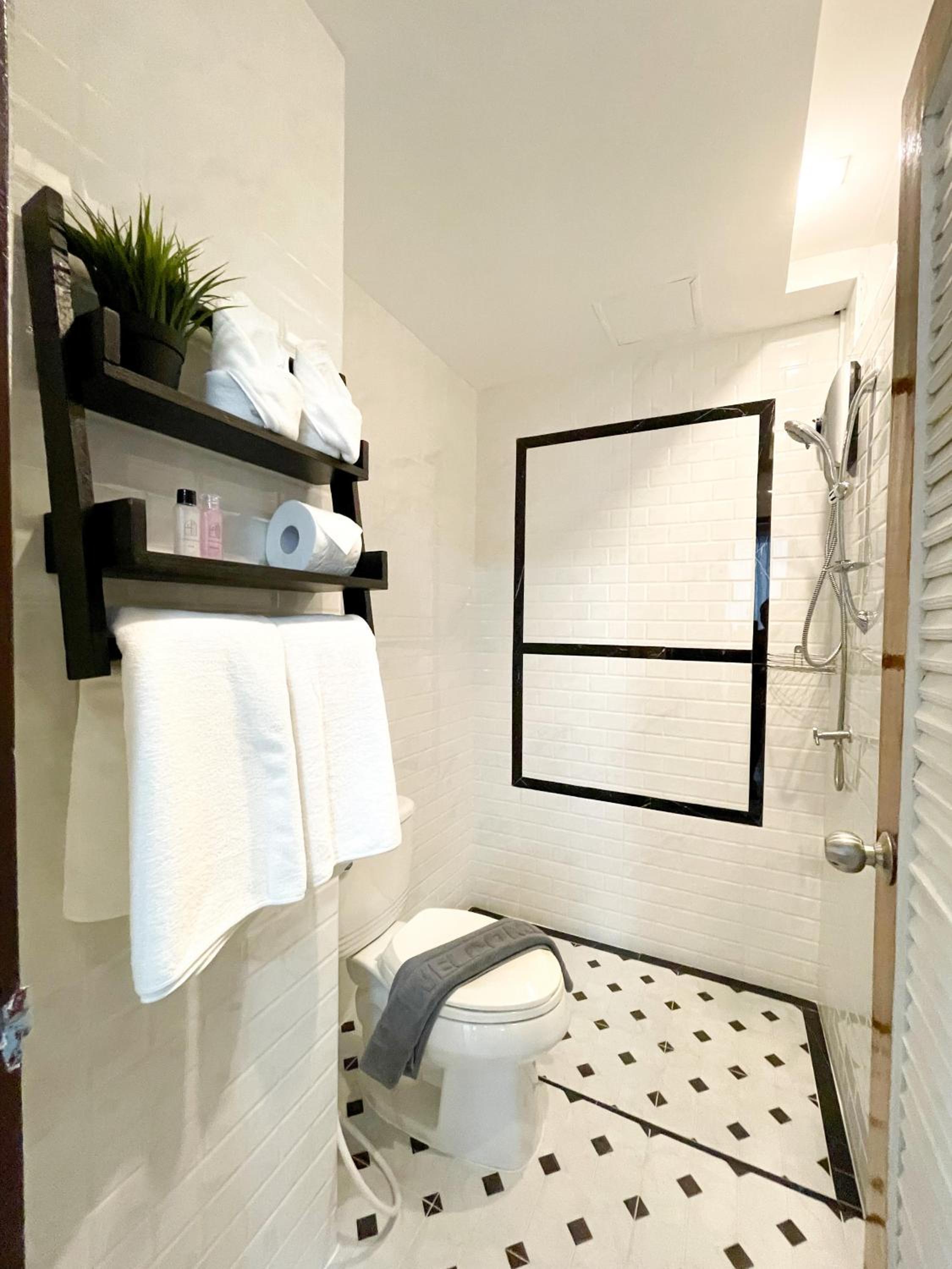 Deluxe Double Room with Bath - Photo 5