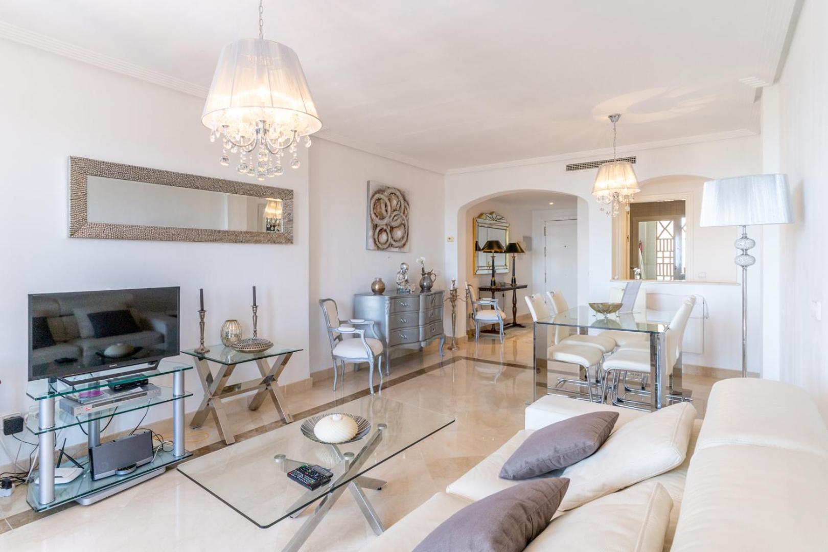 Apartamento con vista al mar y a la montaña