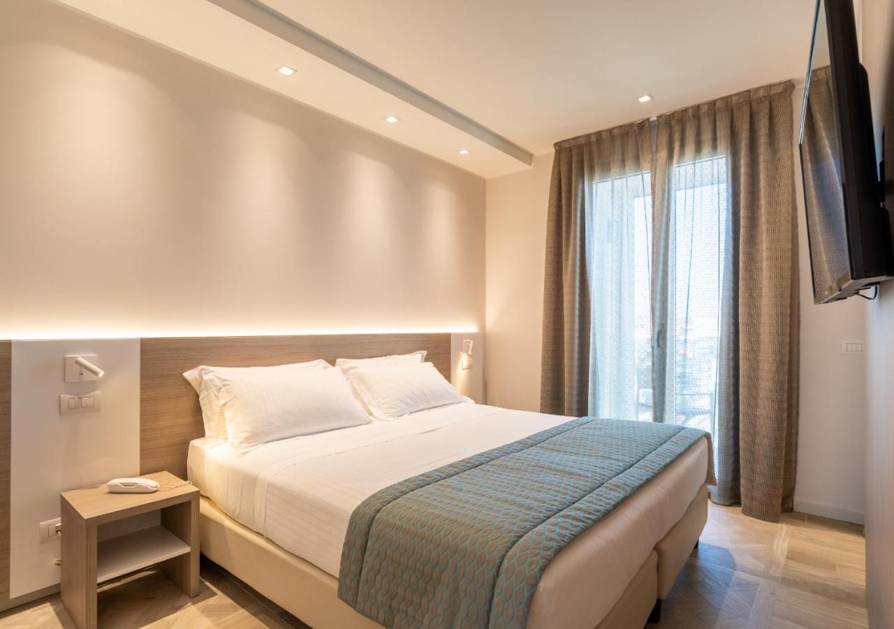 Deluxe Double or Twin Room - Photo 9