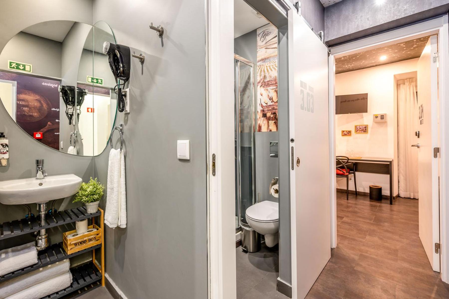 Twin Room with Private External Bathroom photo 2