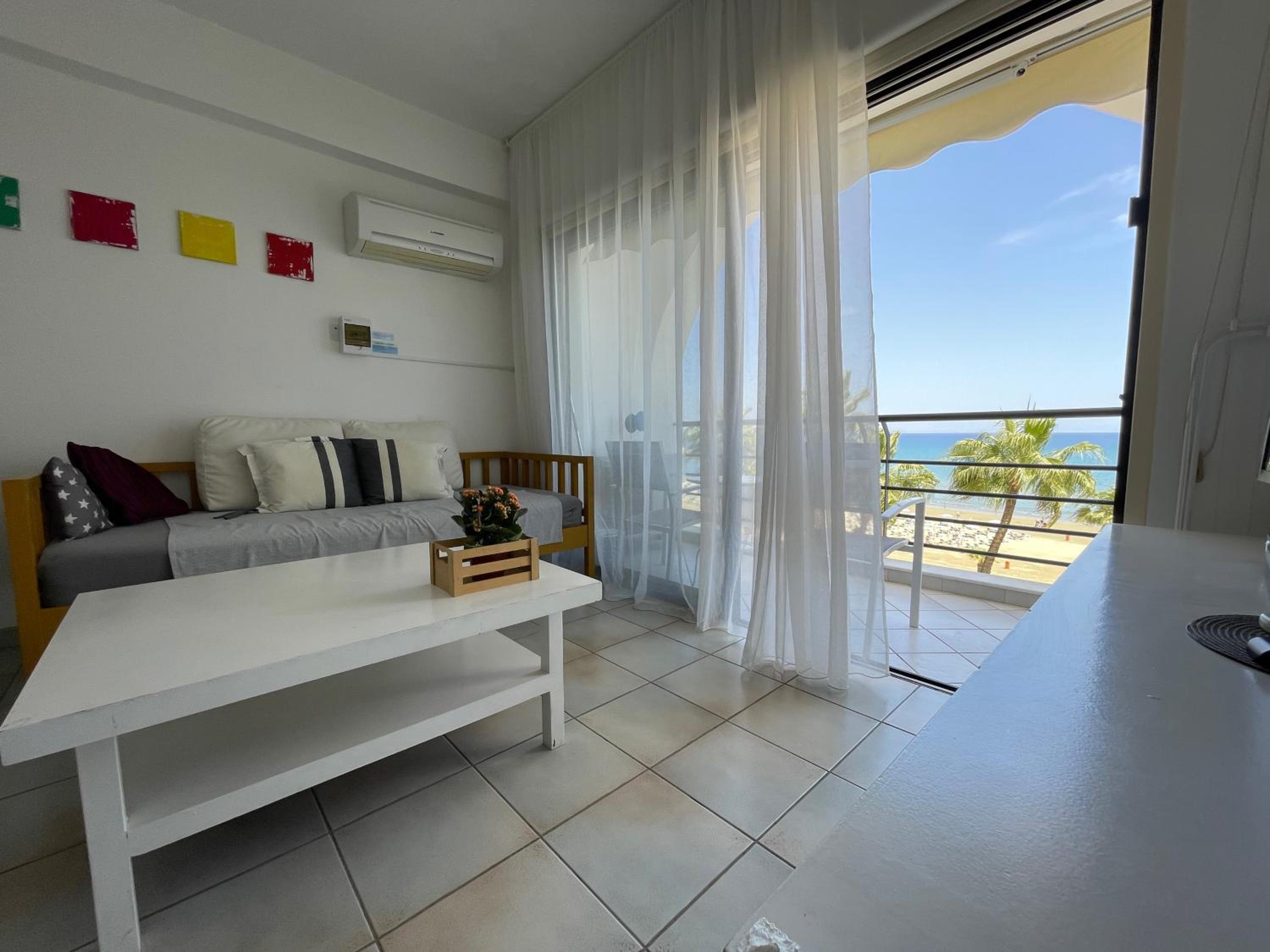 One-Bedroom Apartment with Sea View photo 3
