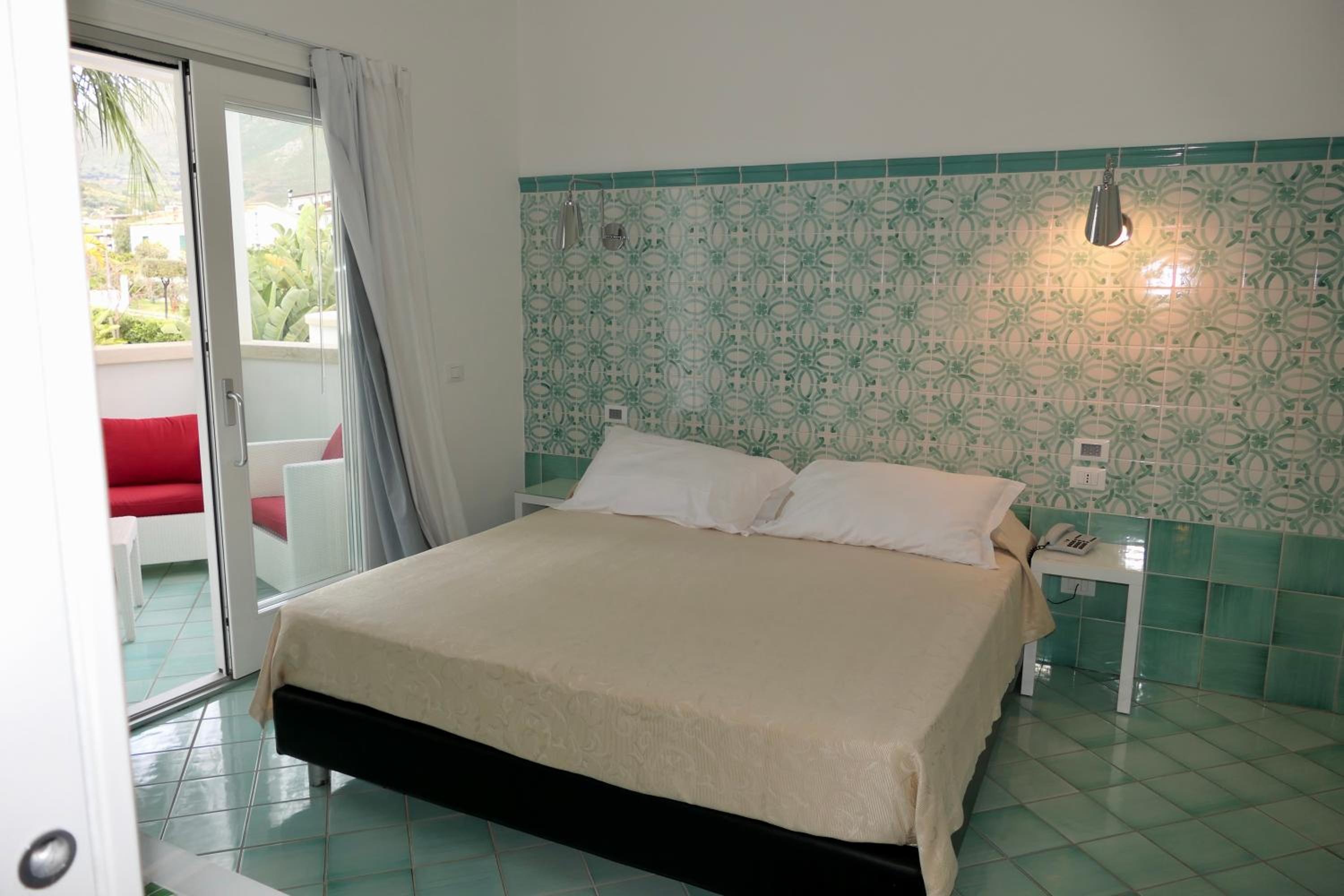 Suite - Photo 13