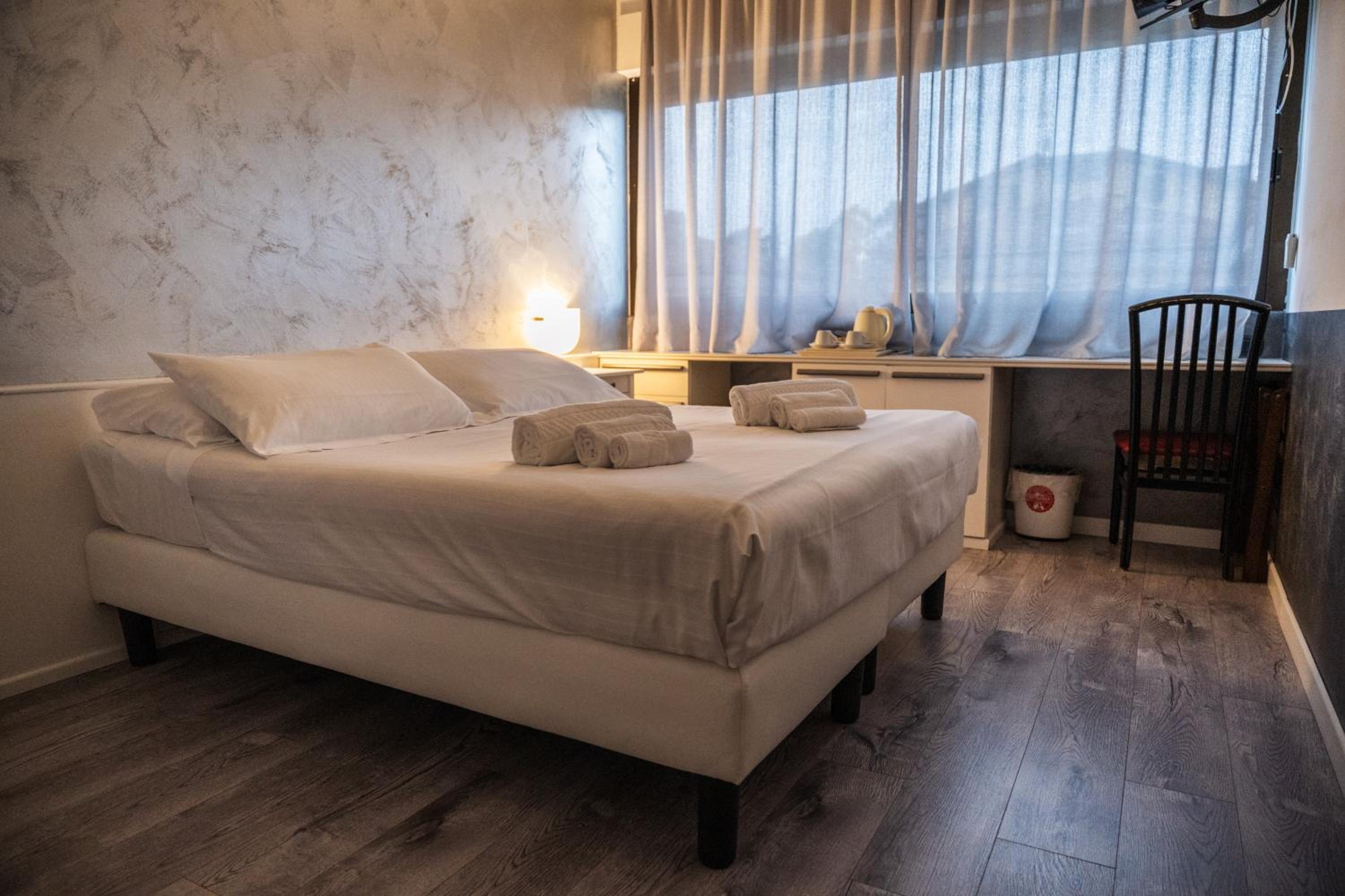 Superior Double Room thumbnail 6