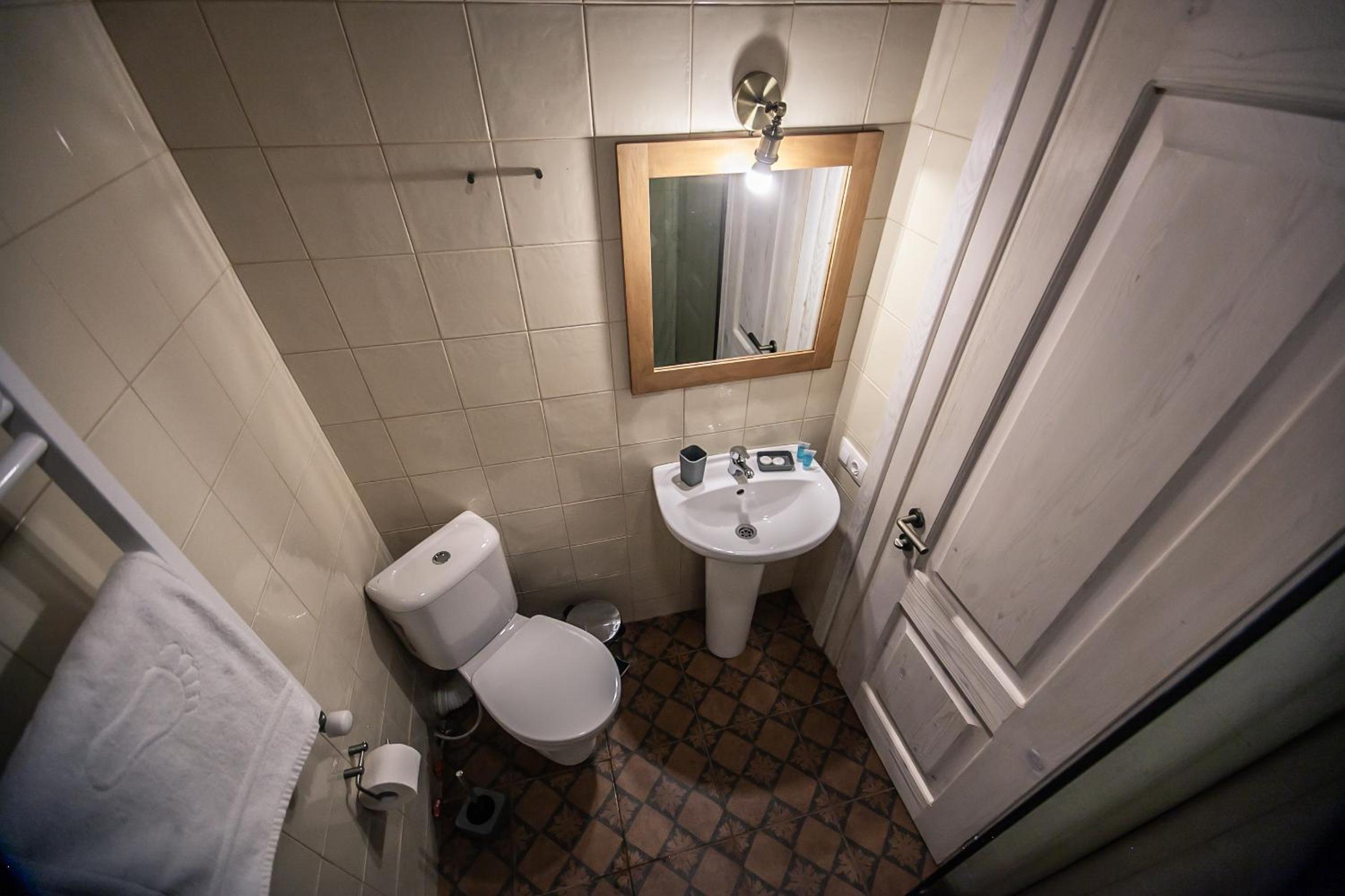 Standard Queen Room - Photo 6