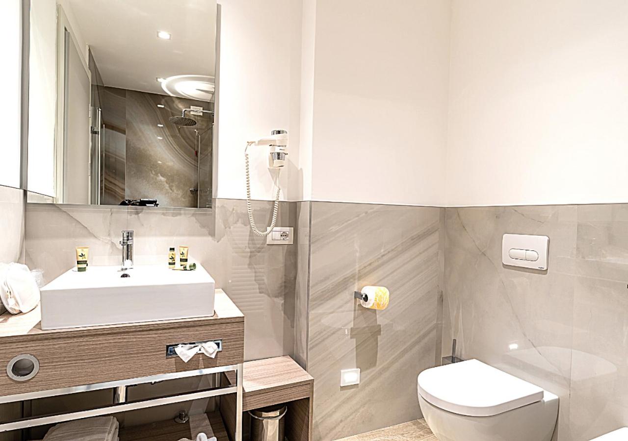 Double or Twin Room with Balcony - Photo 3