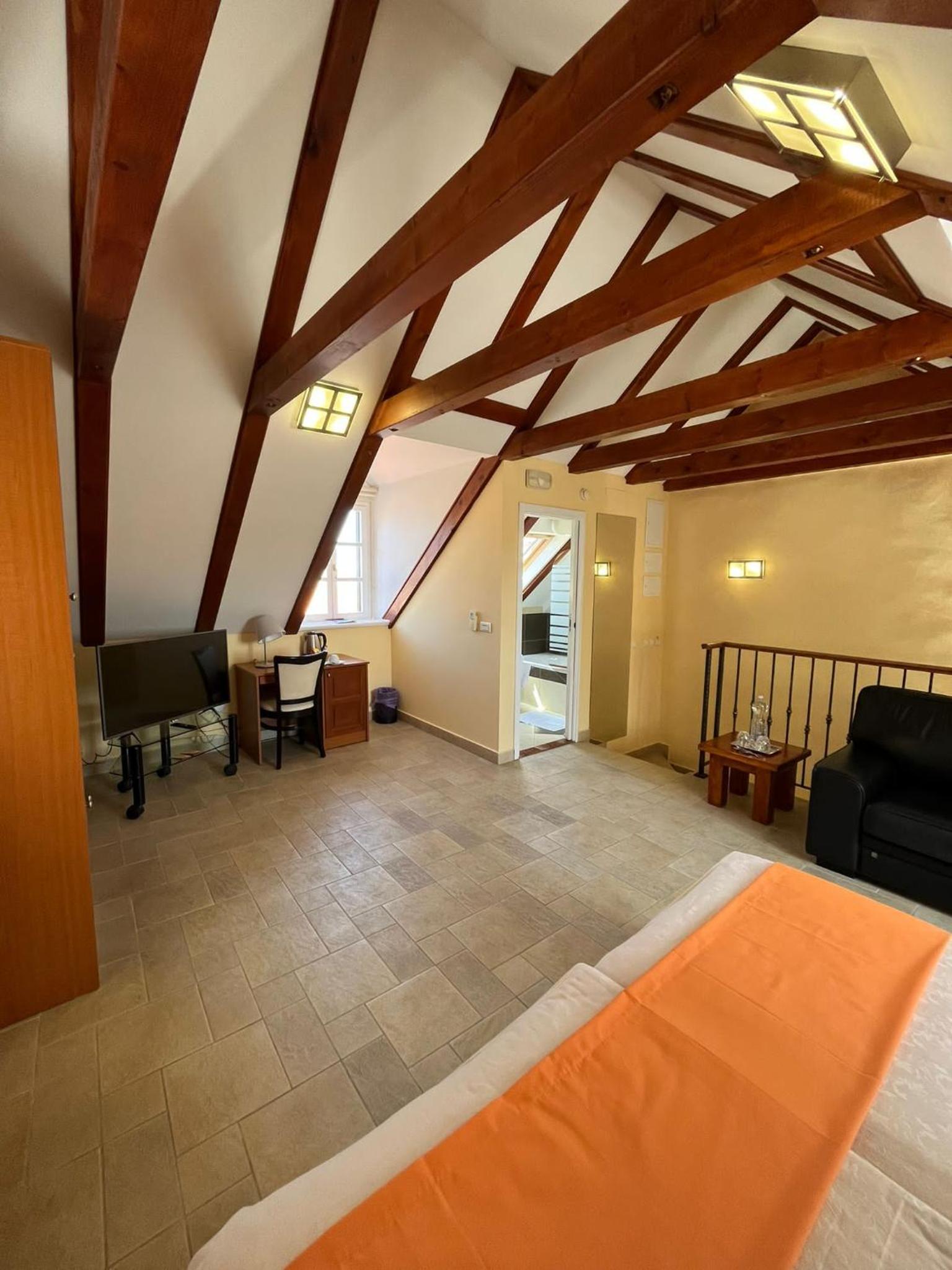 Superior Double Room with City View - Photo 13