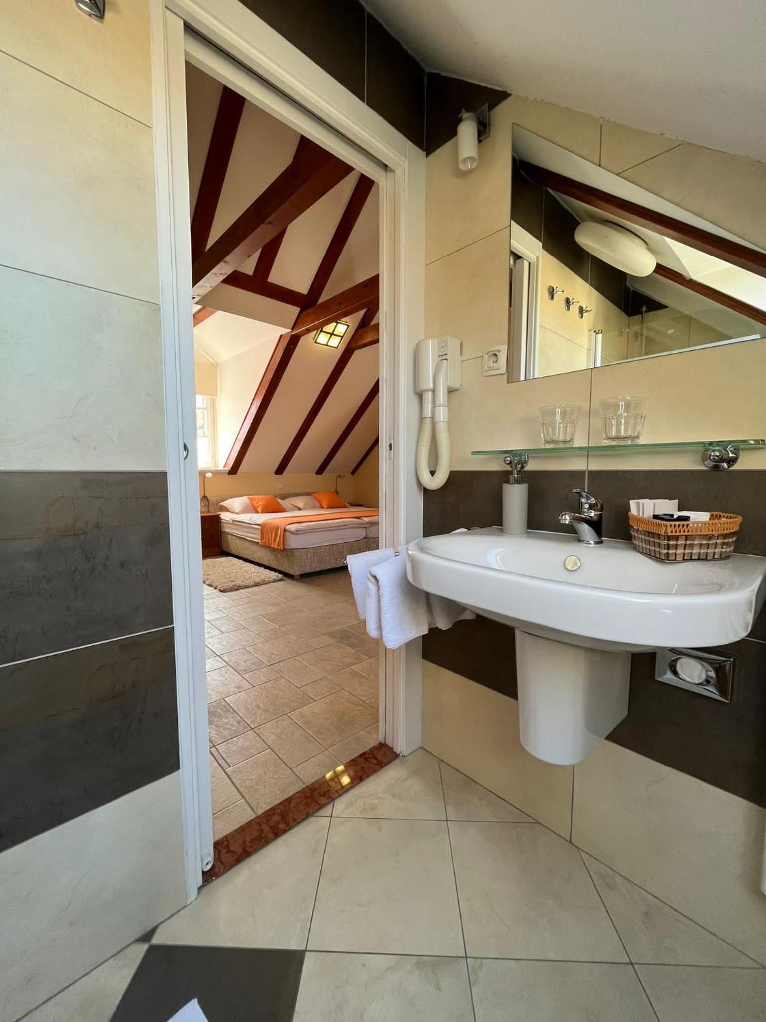 Superior Double Room with City View - Photo 9