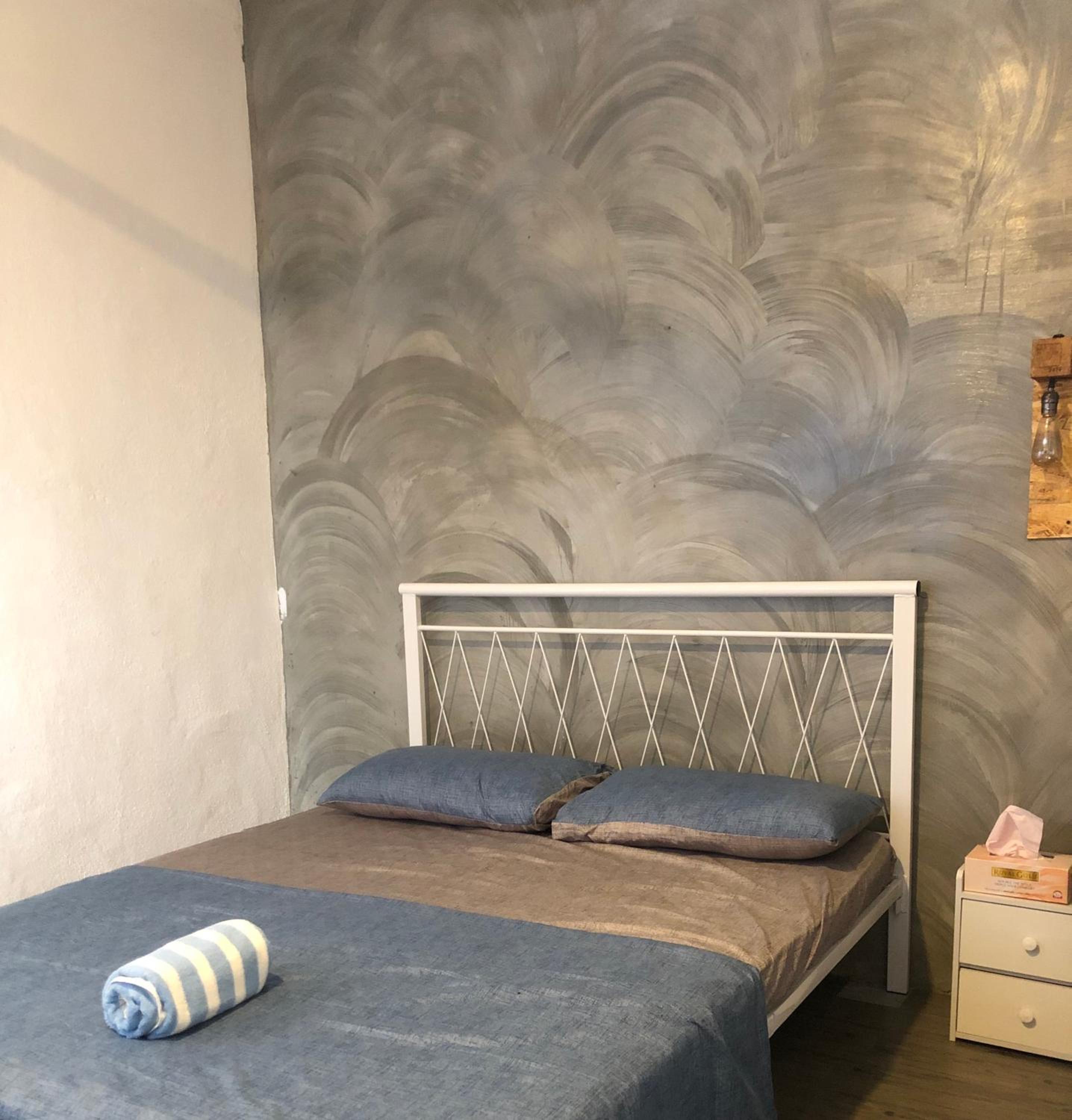 Queen Room with Shared Bathroom photo 3