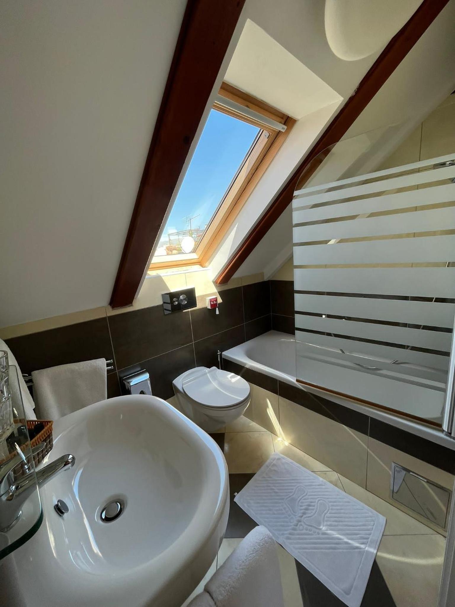 Superior Double Room with City View - Photo 8